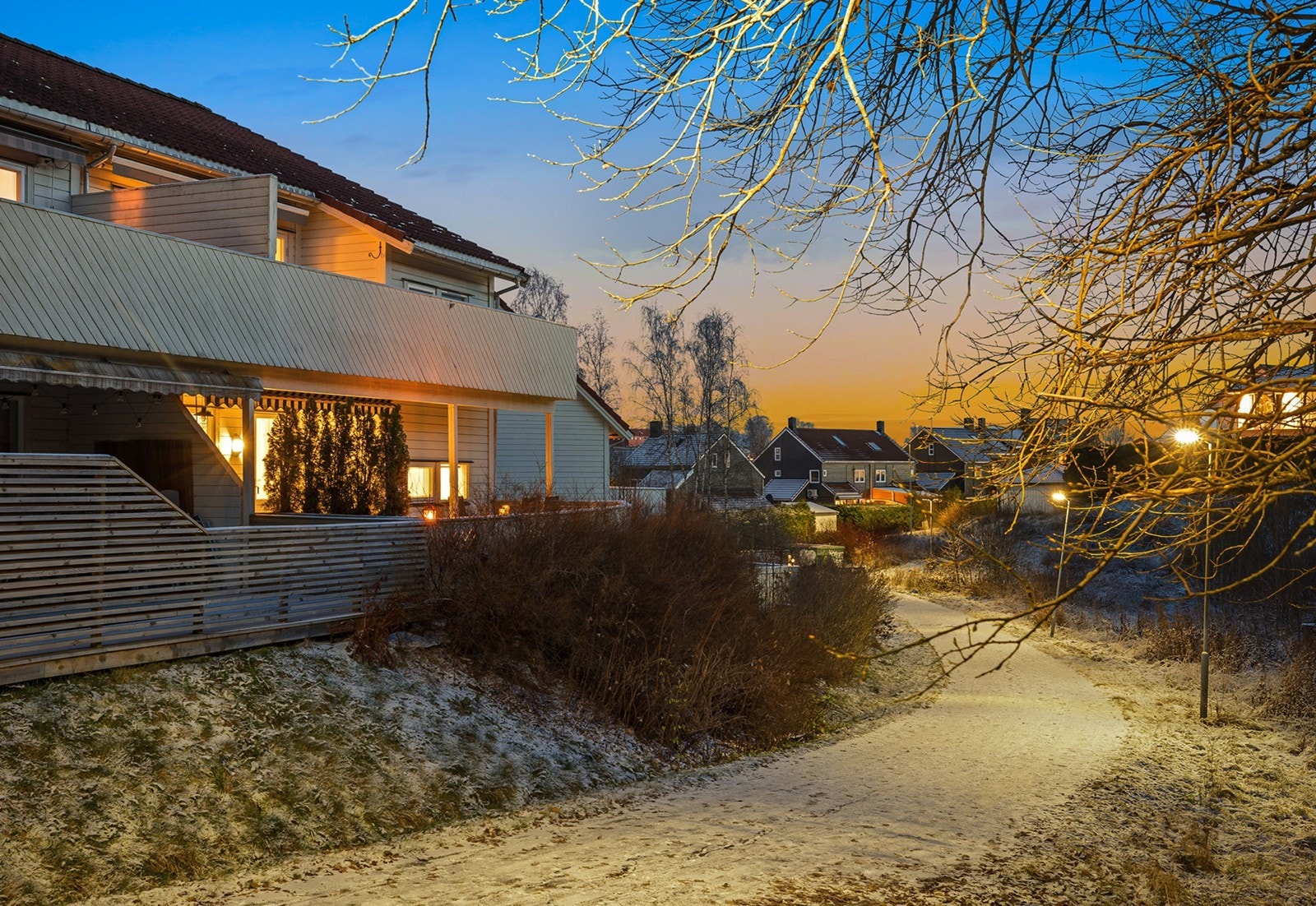Leiligheten ligger i et rolig, men sentralt området med fine turmuligheter rett utenfor leiligheten. Galleribilde