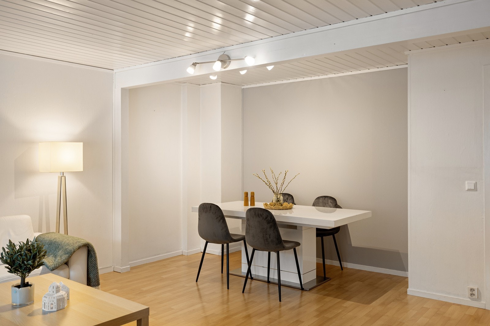 Det er god plass til både sofagruppe og spiseplass, noe som gjør rommet sosialt og funksjonelt. Galleribilde