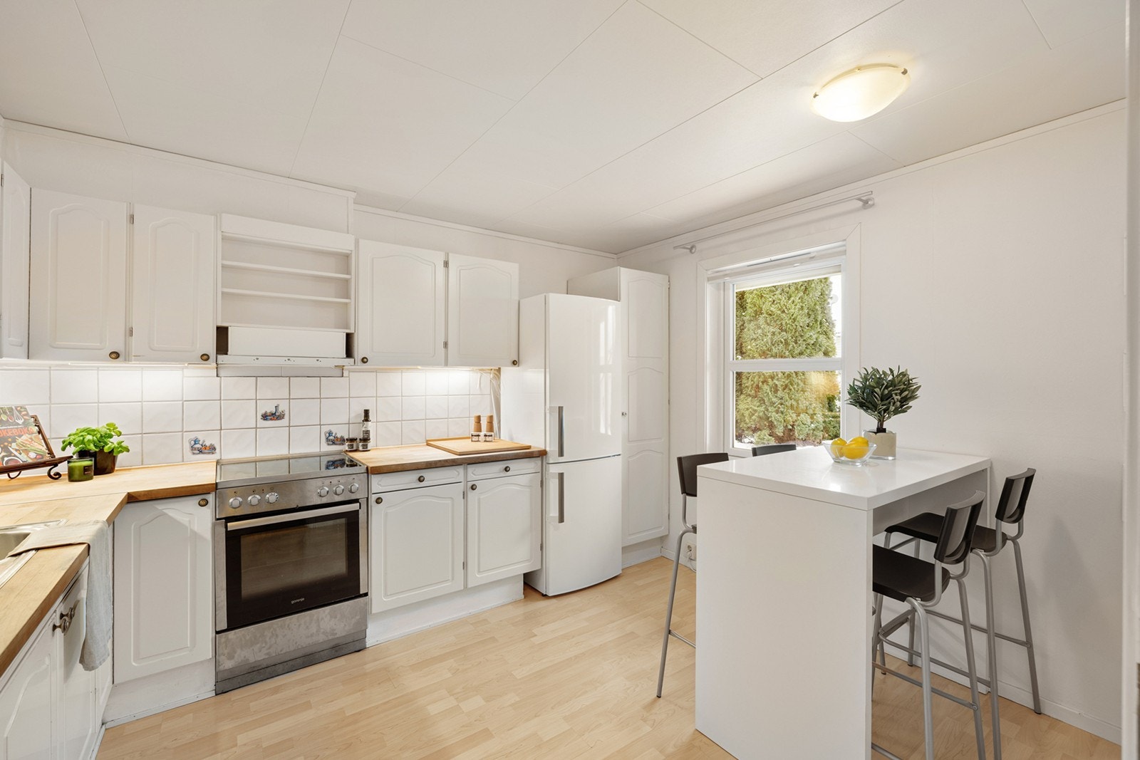 Kjøkkenet ligger adskilt og har plass til spisebord. Galleribilde