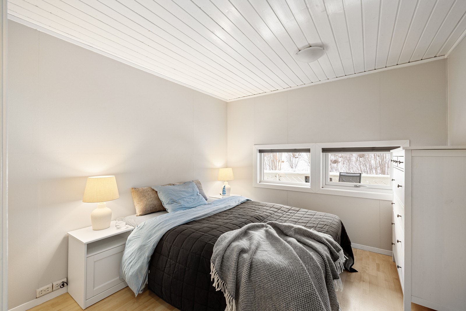 Hovedsoverommet er luftig og har god plass til dobbeltseng samt nattbord. Galleribilde