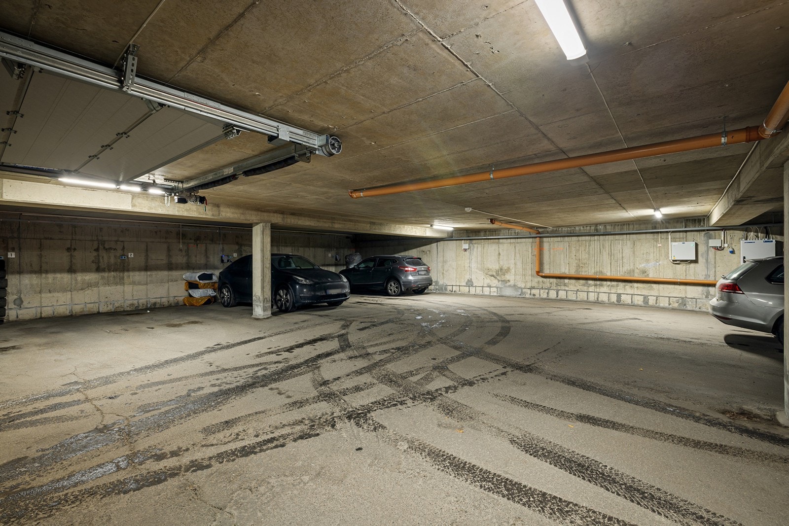 Det medfølger garasjeplass med elbillader. Galleribilde