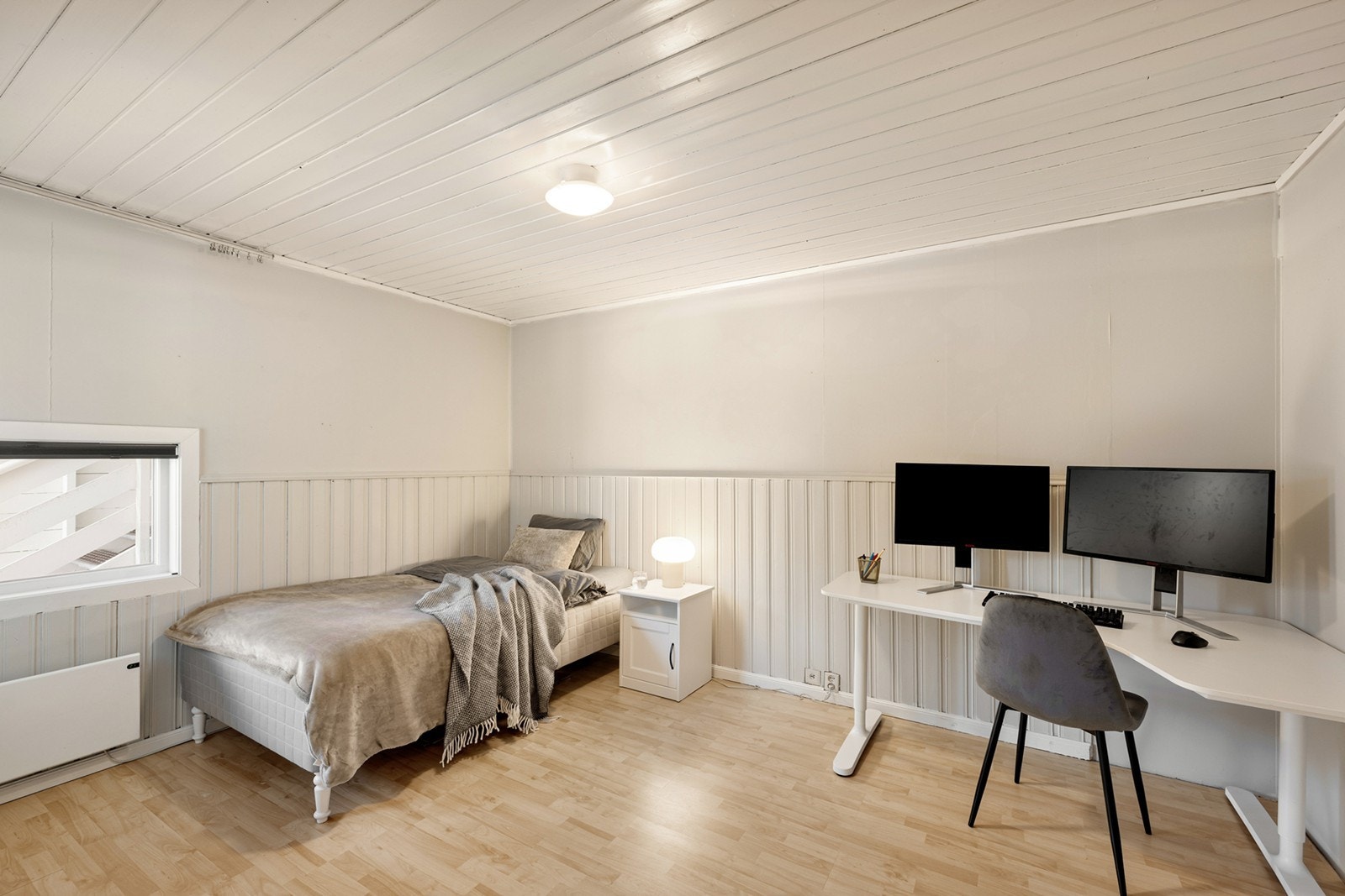 Rommet har god plass til både dobbeltseng og pult. Galleribilde