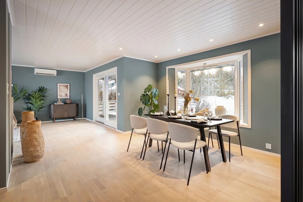 Spisestuen er plasser mellom kjøkken og stue Galleribilde