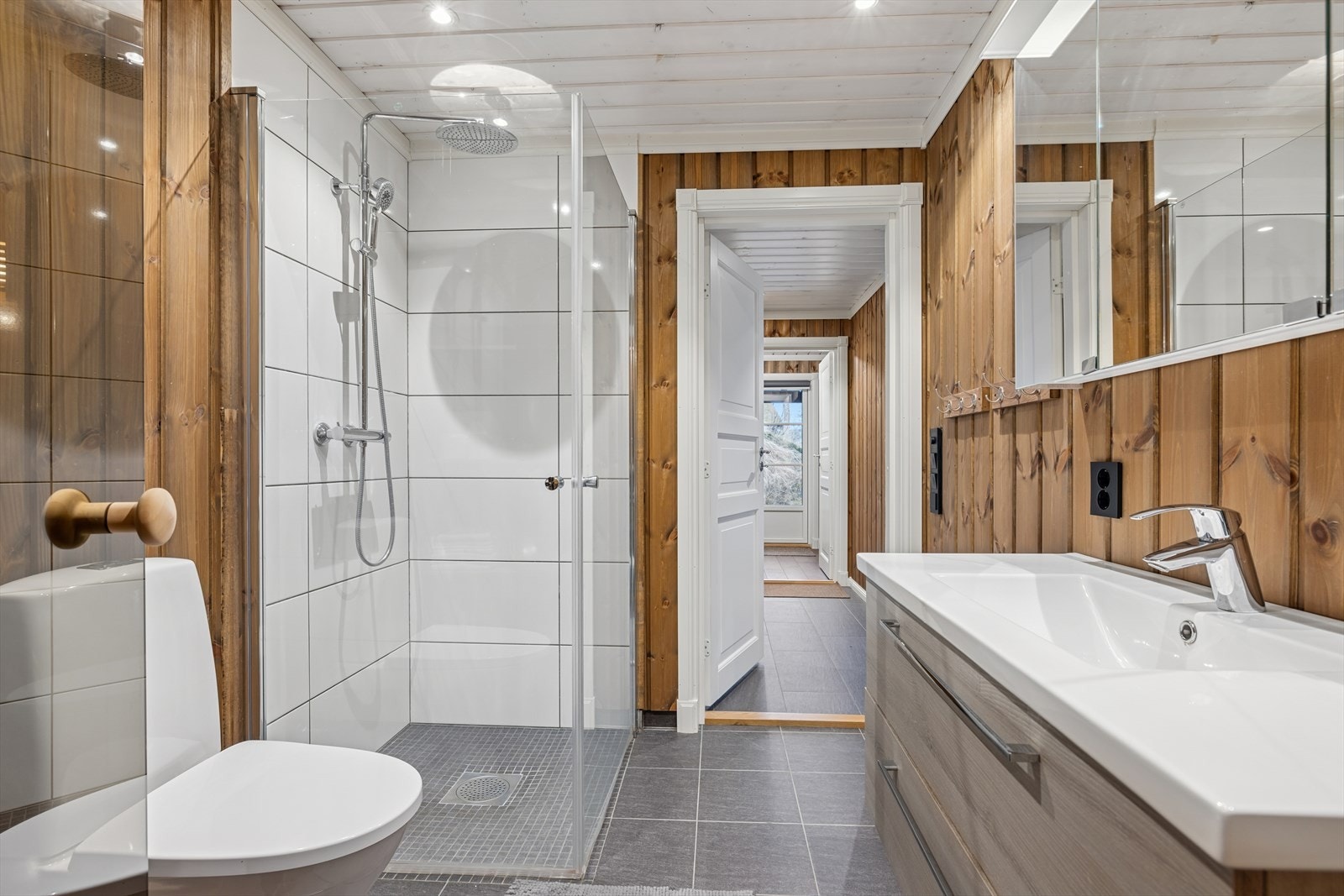 Badene holder høy standard, med flislagte gulv, elektriske varmekabler og moderne innredning. Galleribilde