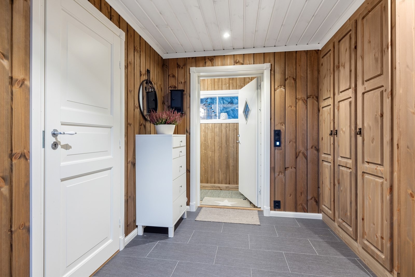 Du møtes av en romslig entré med flislagt gulv med varmekabler, og rikelig plass til oppbevaring i garderobeskap. Galleribilde