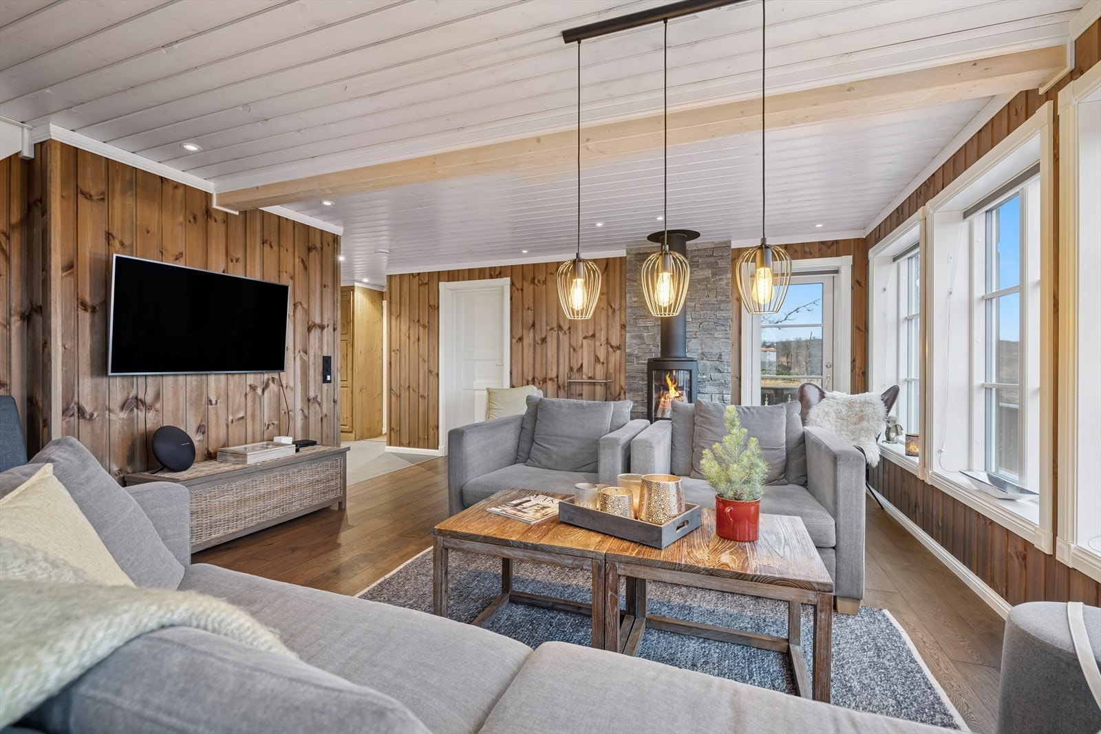 Her er det plass til både avslapning foran peisen og sosiale sammenkomster i sofakroken. Galleribilde