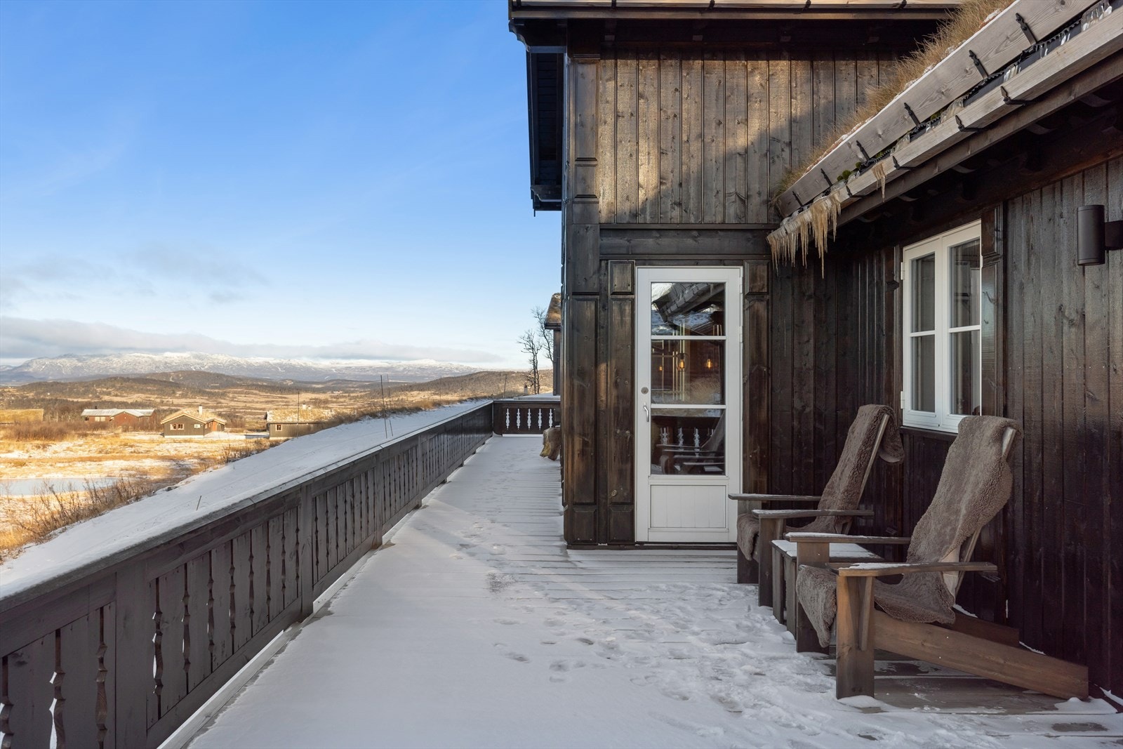 Fra stuen er en av utgangene til den store terrassen. Galleribilde