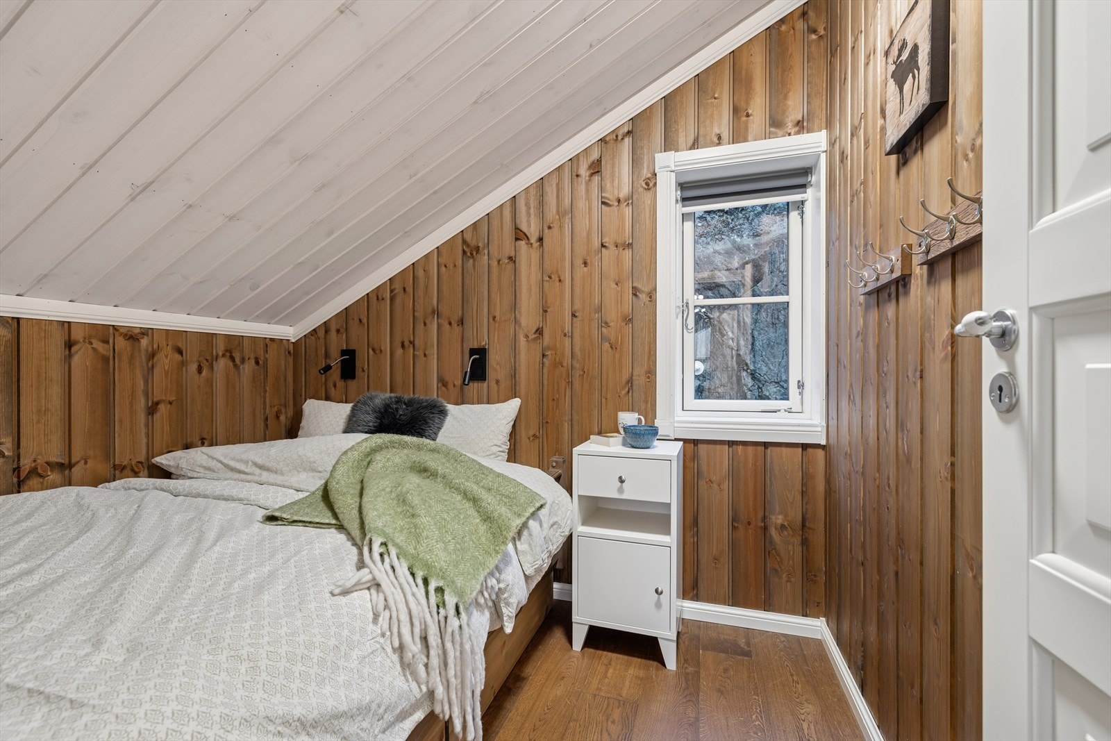 Alle soverommene i boligen er innredet med fokus på komfort, funksjonalitet og en gjennomgående harmonisk stil. Galleribilde