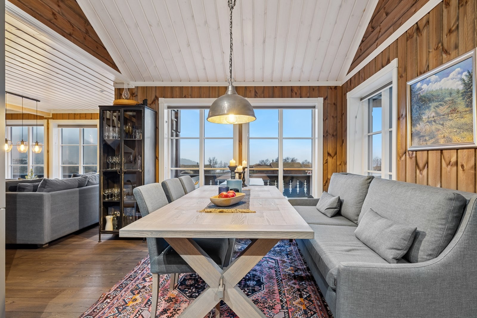 Kjøkkenet er i en delvis åpen løsning mot stuen og har plass til et stort langbord. Galleribilde