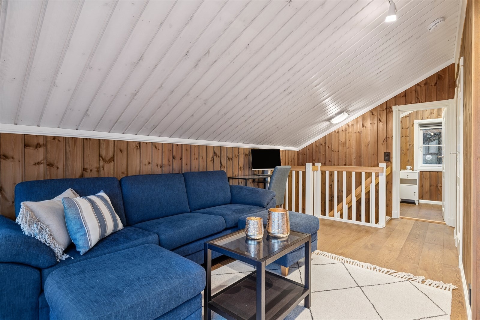 Her er det god plass til både avslapning og sosiale stunder, med fleksible møbleringsmuligheter som gjør rommet velegnet for både familie og gjester. Galleribilde