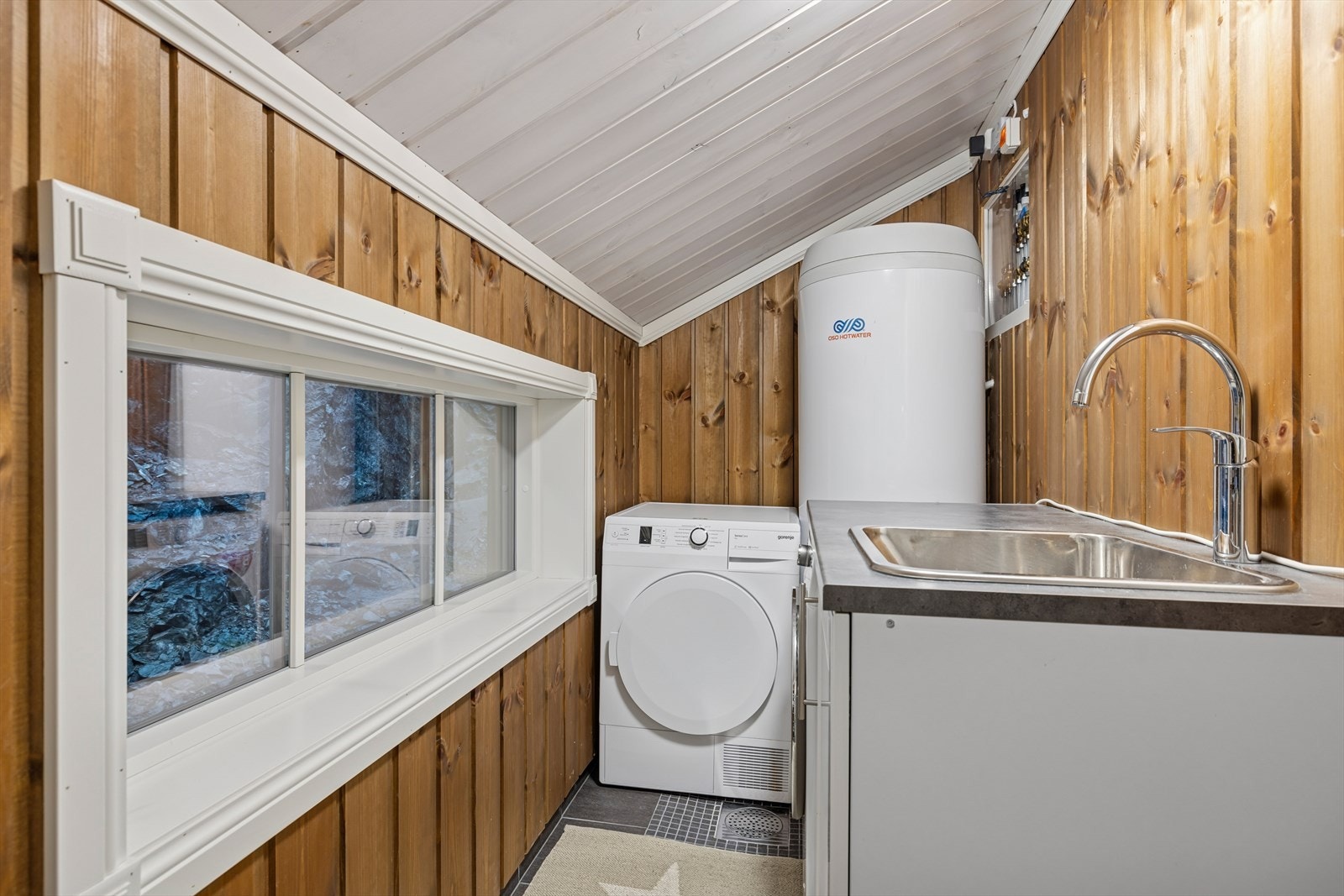 Opprinnelig isolert bod er innredet som vaskerom (ikke omsøkt). Rommet er innredet med opplegg for vaskemaskin og har varmtvannsbereder, samt. benkeplate og vask. Galleribilde