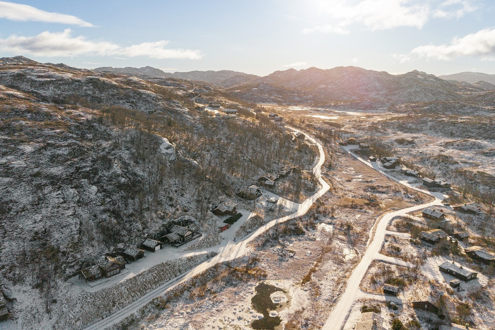 Eiendommen ligger skjermet i en blindgate innenfor bom, tilkyttet Silkedalen - helt uten gjennomkjøringstrafikk. Galleribilde
