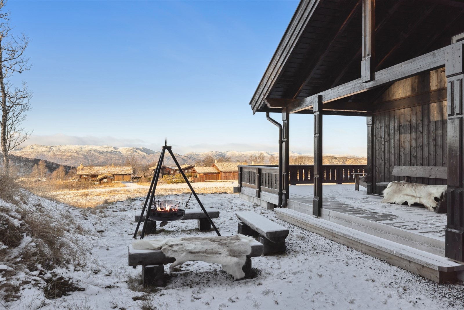 Uteområdet er gjennomført med flere hyggelige soner for utemøbler, og en egen plass for bålpanne - perfekt for sosiale stunder og lange kvelder utendørs. Galleribilde