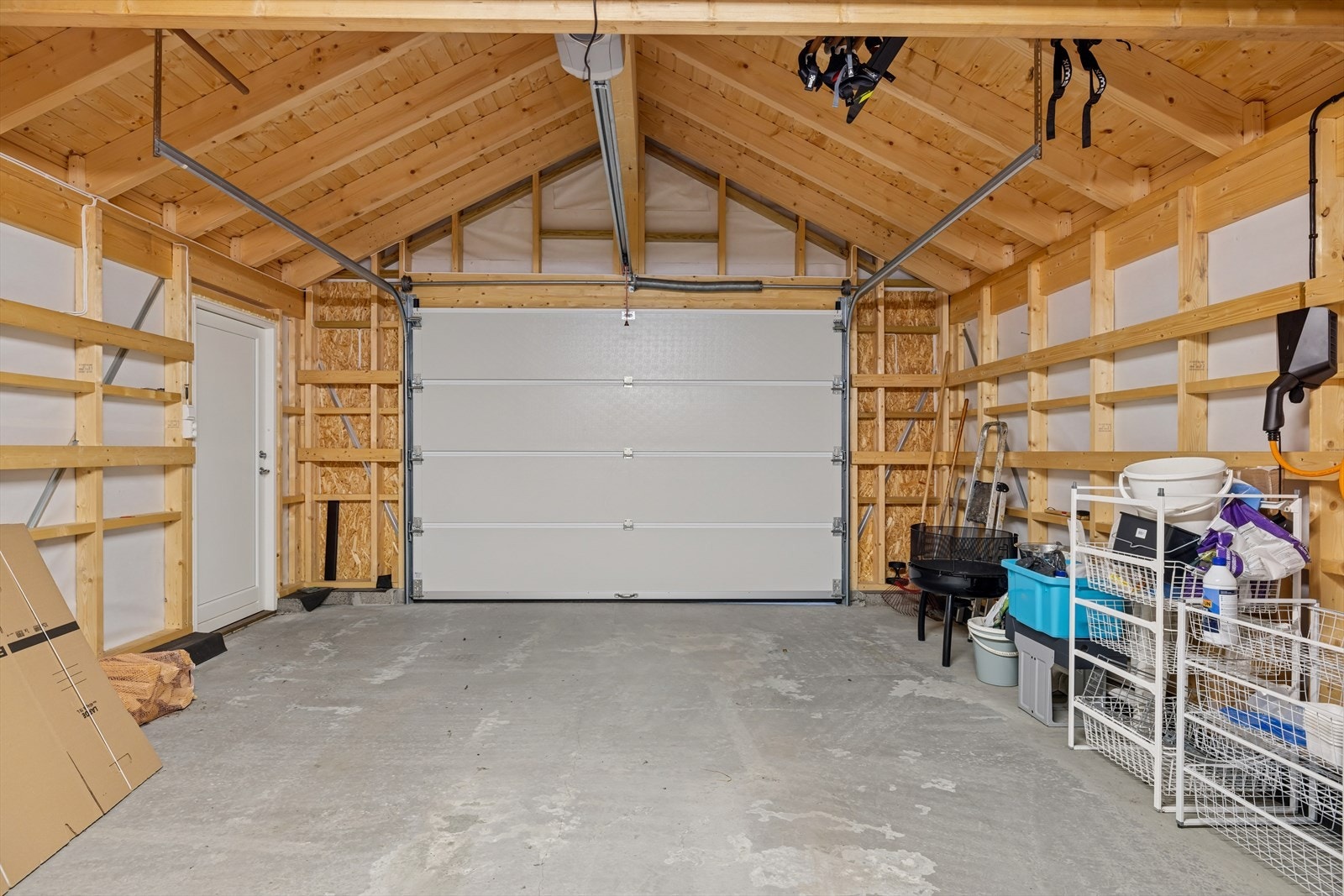 Garasjen gir god plass til både bil og utstyr, og har egen sone for smøring av ski. Galleribilde