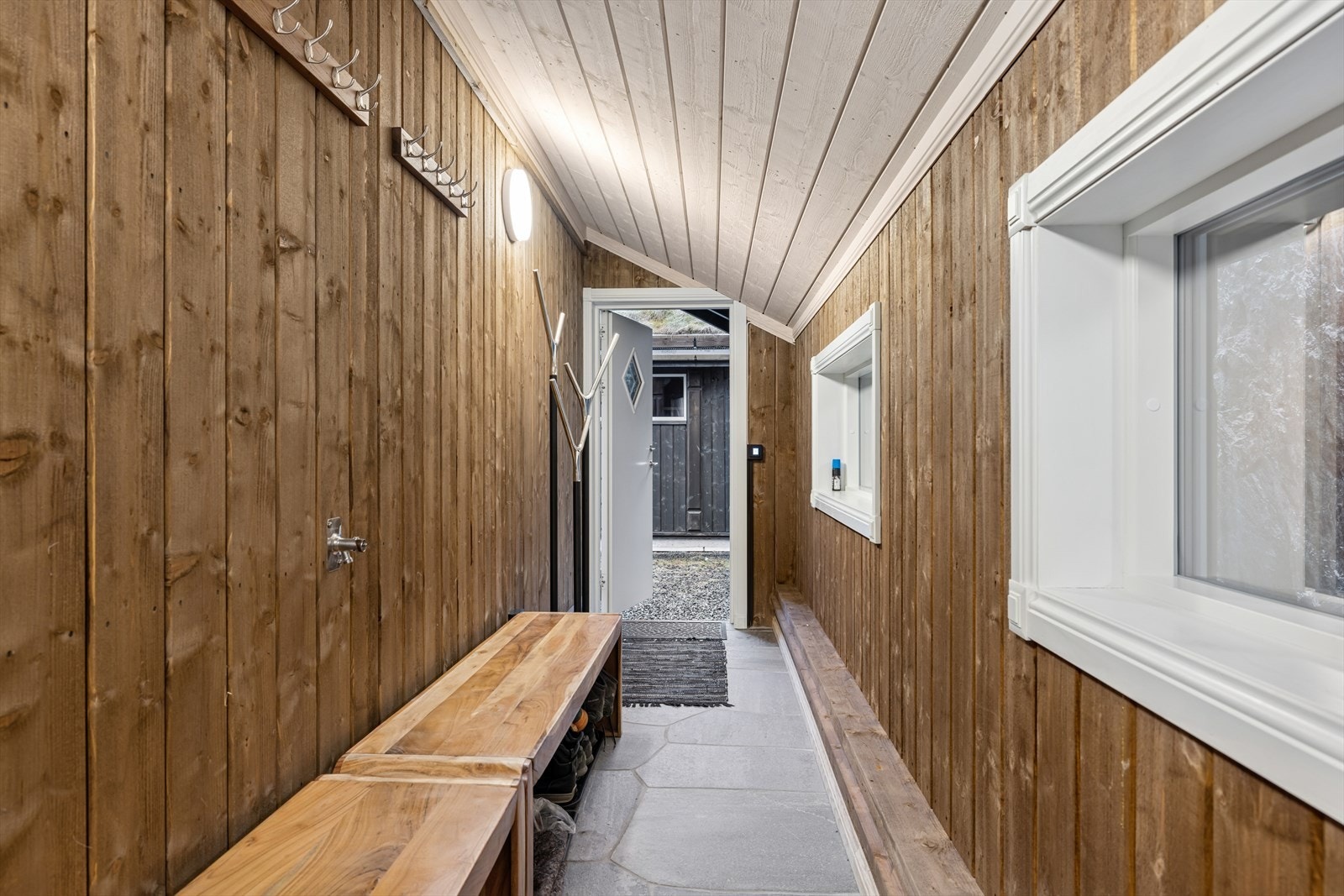 Praktisk og avlang yttergang med god plass til å henge fra seg yttertøy etter en aktiv dag ute. Galleribilde