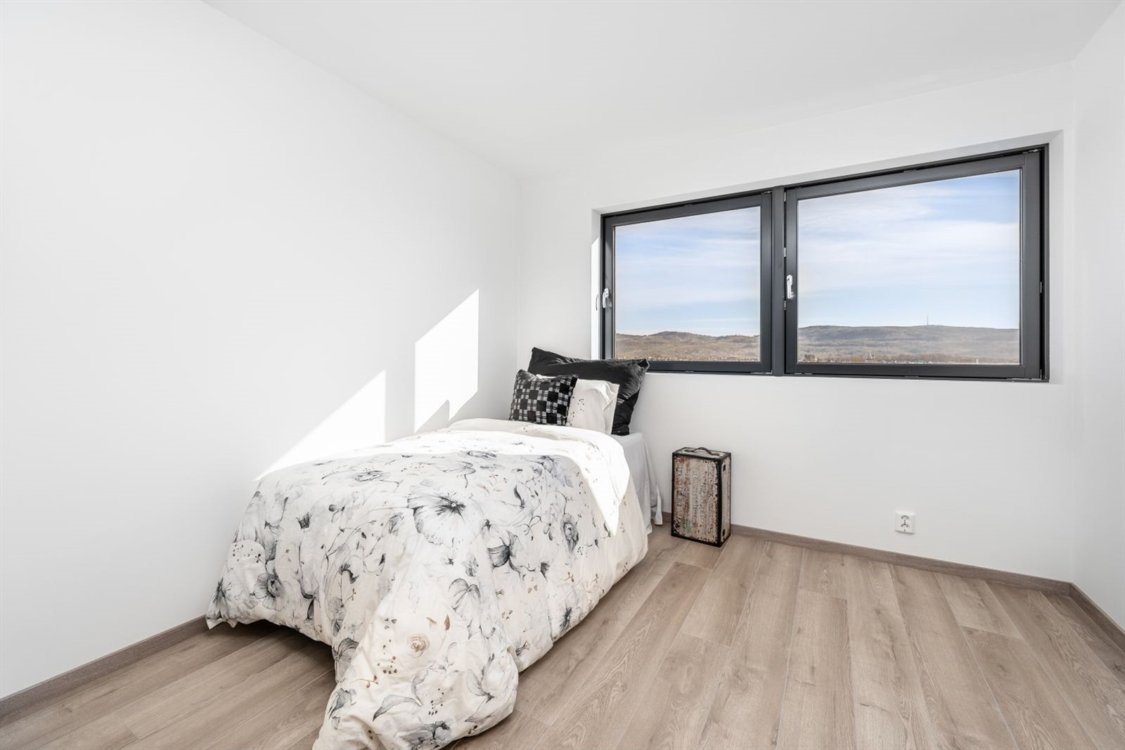 Soverom nr. 2. God plass til seng og skrivebord. Galleribilde