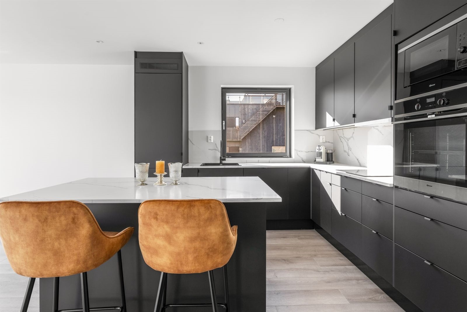 Det er ventilator og integrerte hvitevarer som kjøl/fryseskap, oppvaskmaskin og induksjonskokeplate, samt ovn og mikroovn praktisk plassert i høyskap. Galleribilde