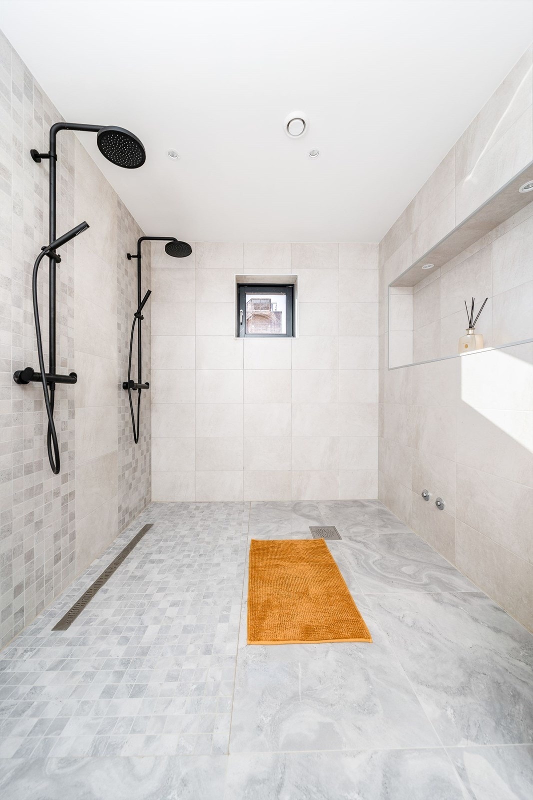 Det er klargjort rør-føring til et eventuelt badekar i tillegg. Galleribilde