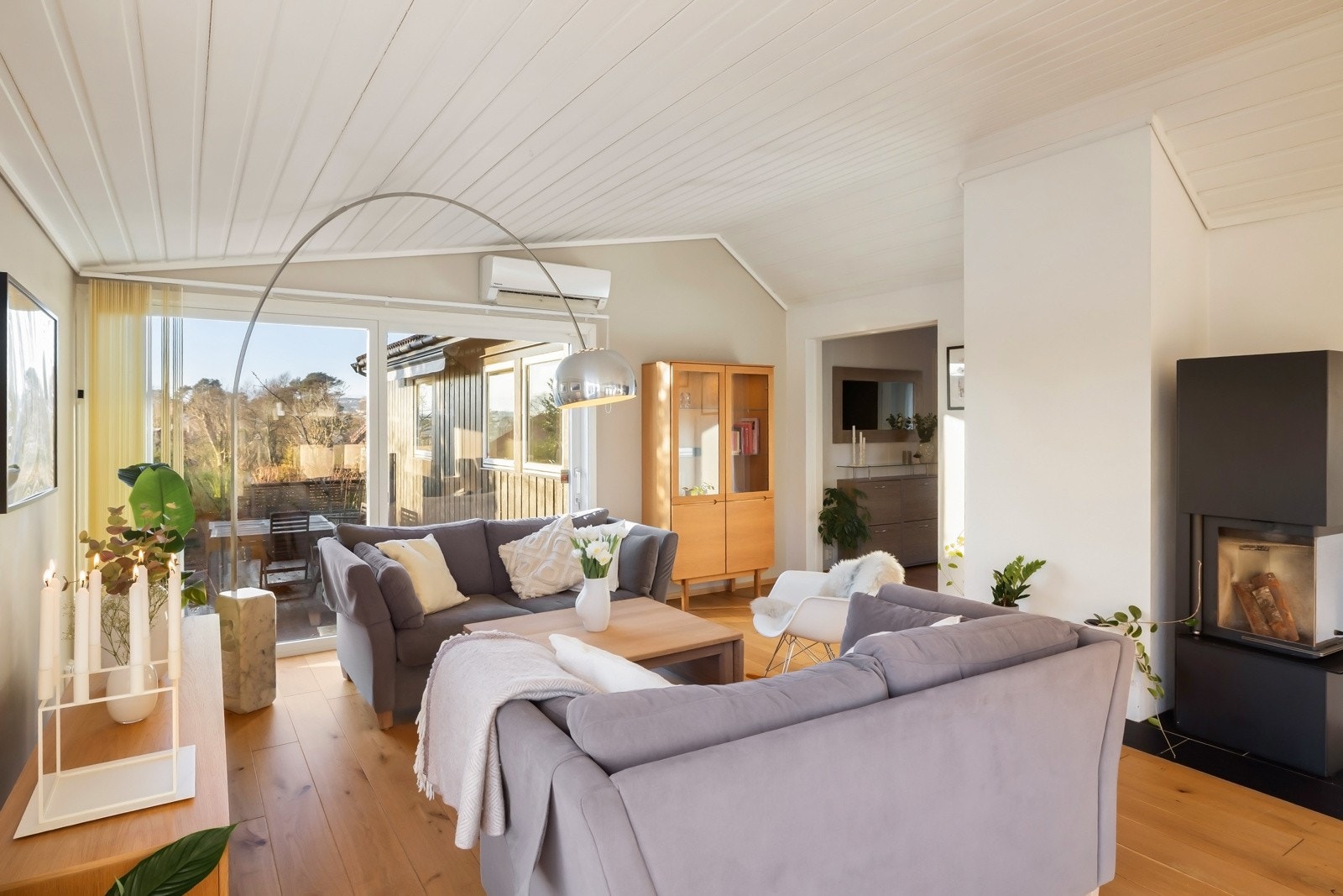 Lys og innbydende stue med peisovn - et naturlig samlingspunkt i hjemmet. Galleribilde