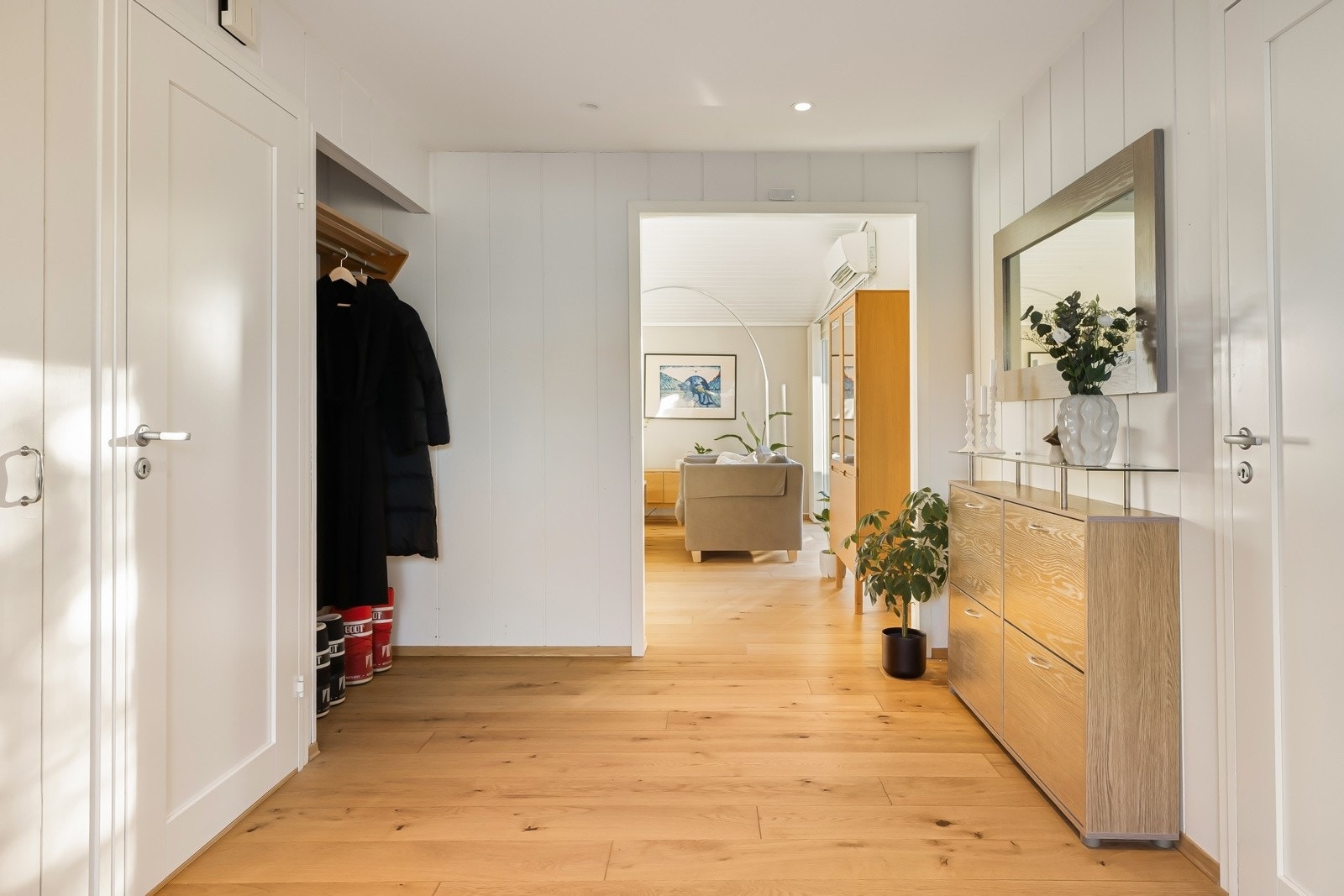 Stor og romslig hall, men inngang tio stue, gjestetoalett og soveromsfløy. Galleribilde