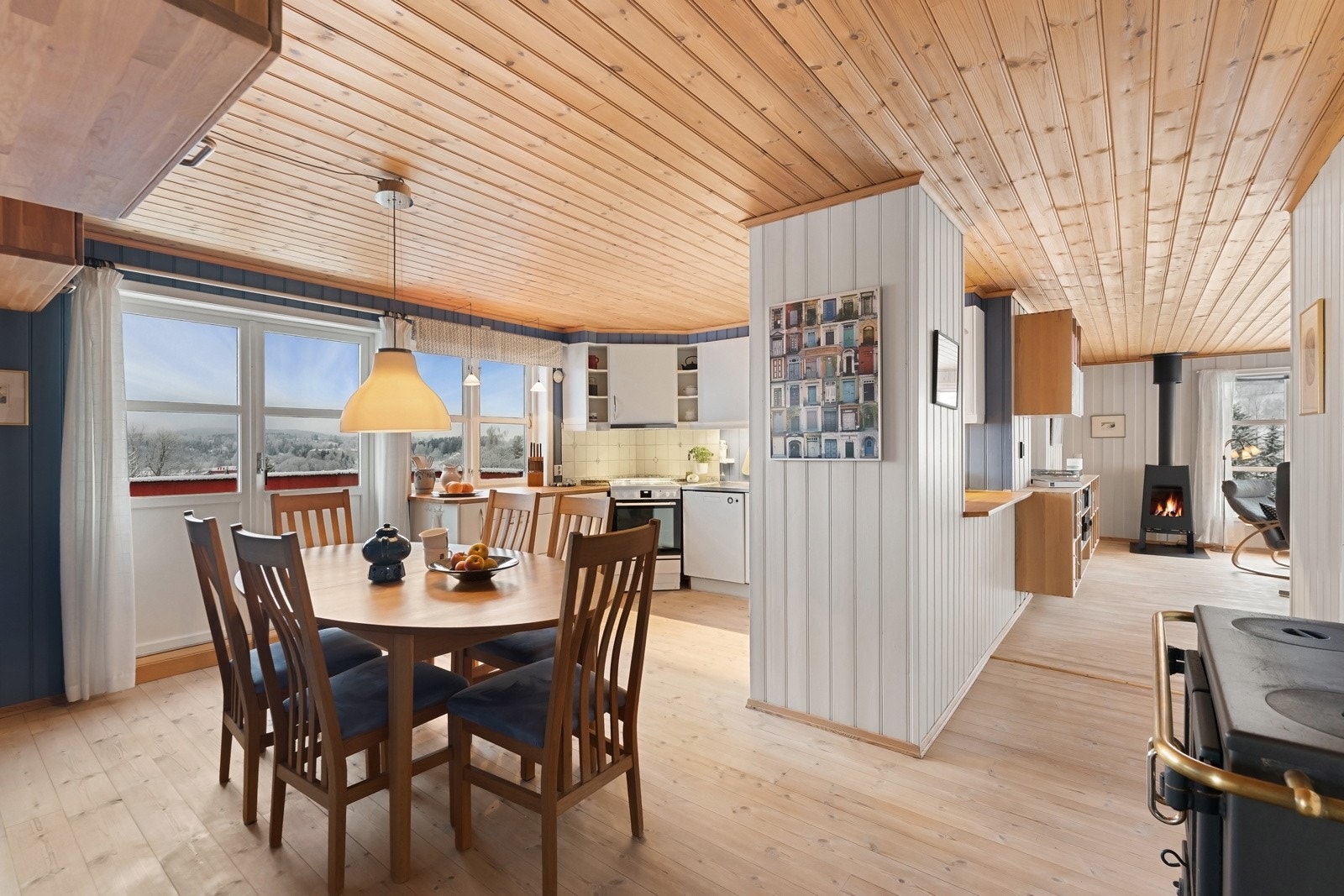 Her er det god plass til separat spisesone. Galleribilde