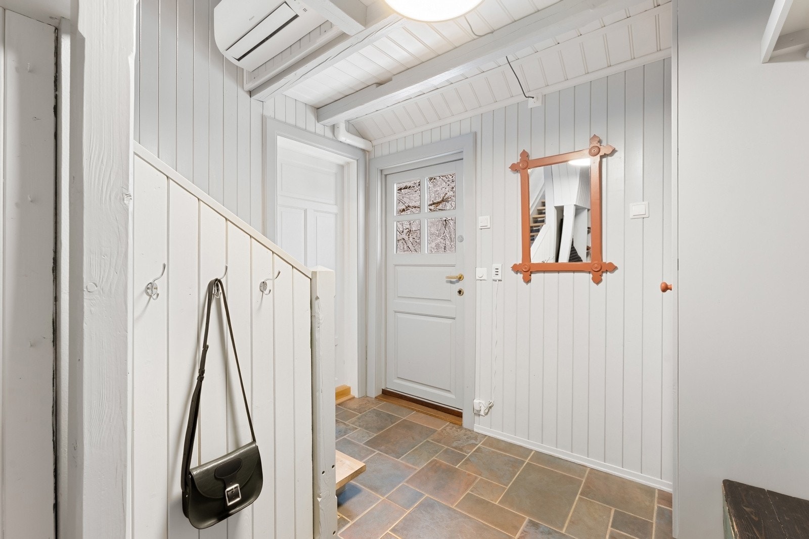 Entréen er flislagt med varmekabler og en direkte adkomst til gjesterommet med et eget separat toalett. Galleribilde