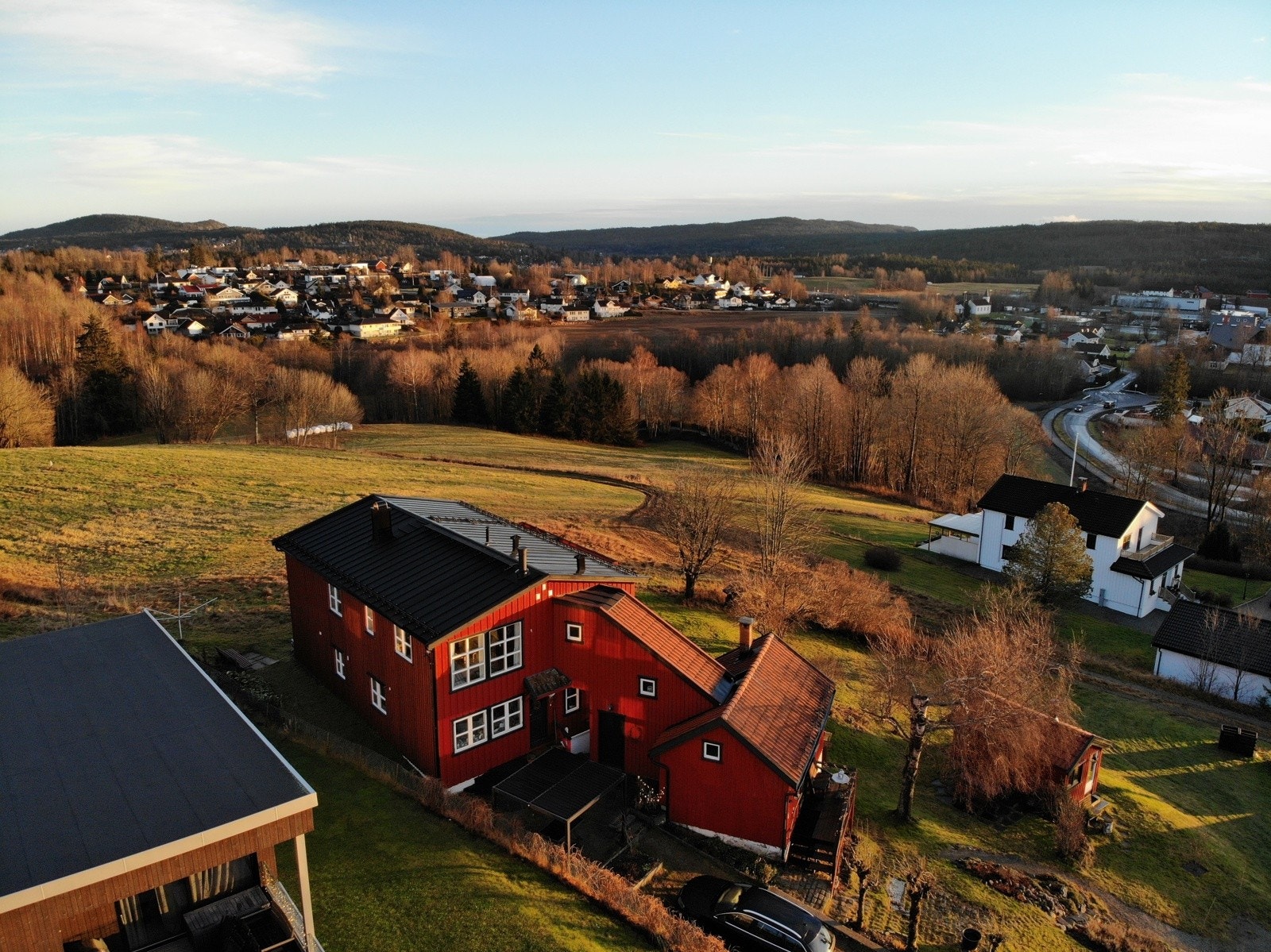 Grøntområdene beriker området rundt boligen, noe som gjør dette til en helt unik eiendom. Galleribilde