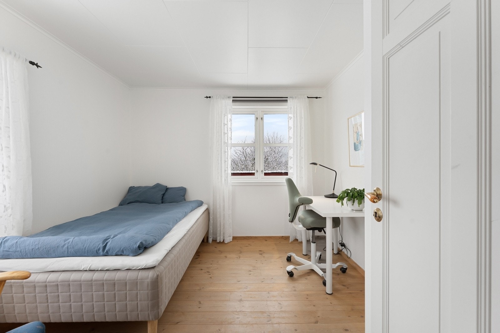 Soverom III er også av god størrelse og hele boligen er gjennomgående med godt lysinnslipp. Galleribilde