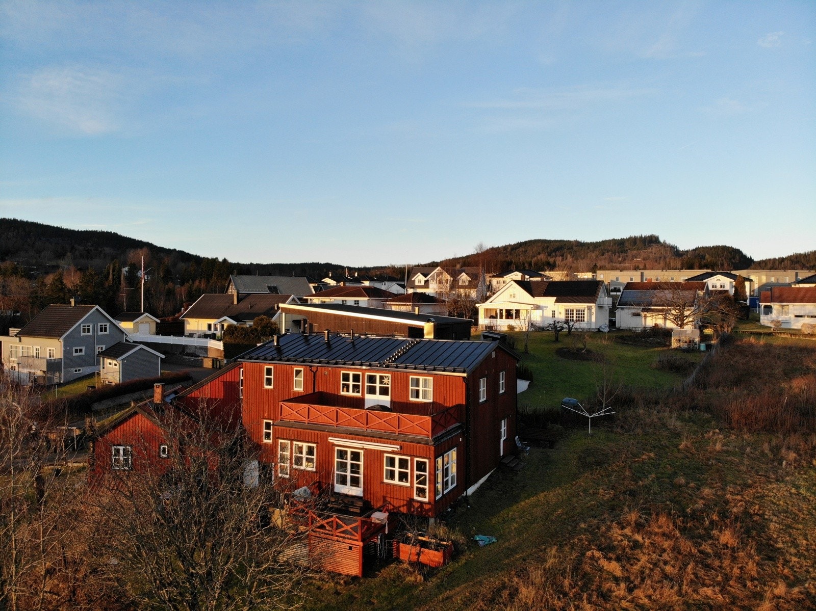 Nytt tak ble lagt i 2025 - flere tiltak er gjort før salg slik at du kan flytte rett inn og bo komfortabelt. Galleribilde