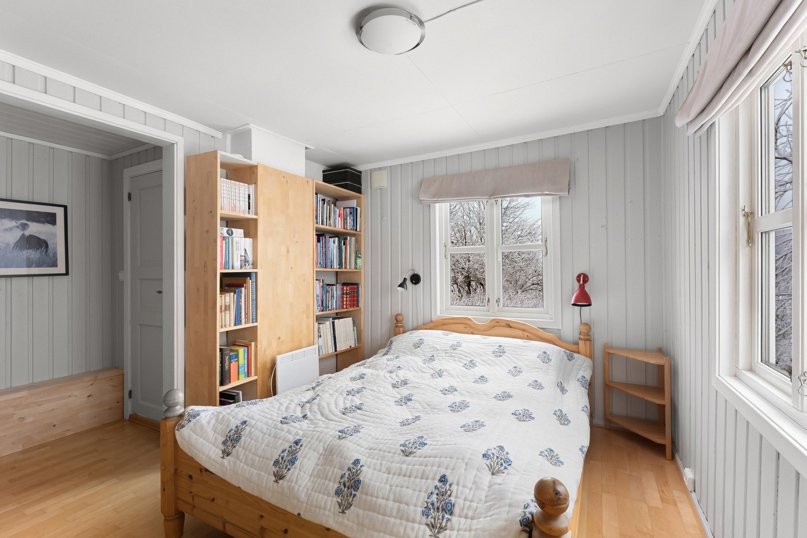 Soverom IIII er av god størrelse, med store vinduer og malt i lyse farger. Galleribilde