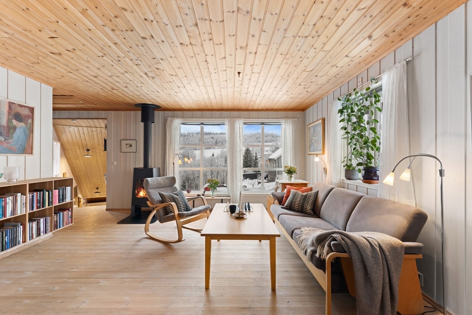 Du ønskes velkommen inn til en store stue i andre etasje med peis og store vindusflater. Galleribilde