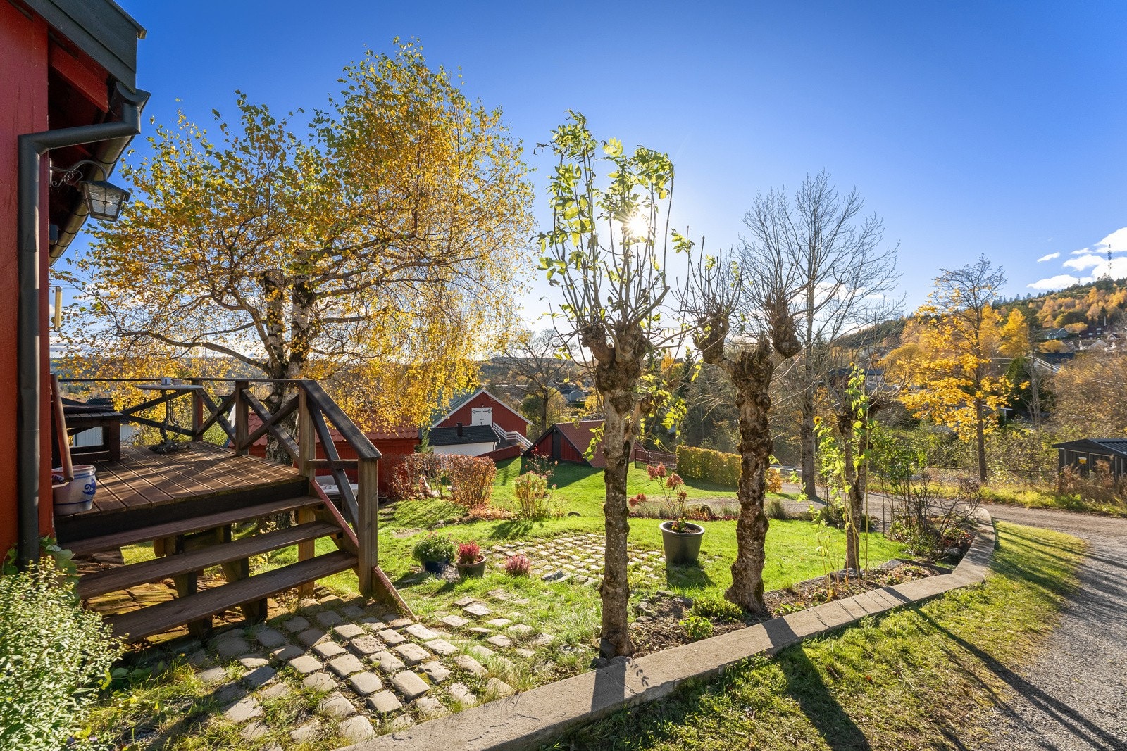 Inngangspartiet er lekkert bygget opp med masse grønt areal rundt seg. Galleribilde