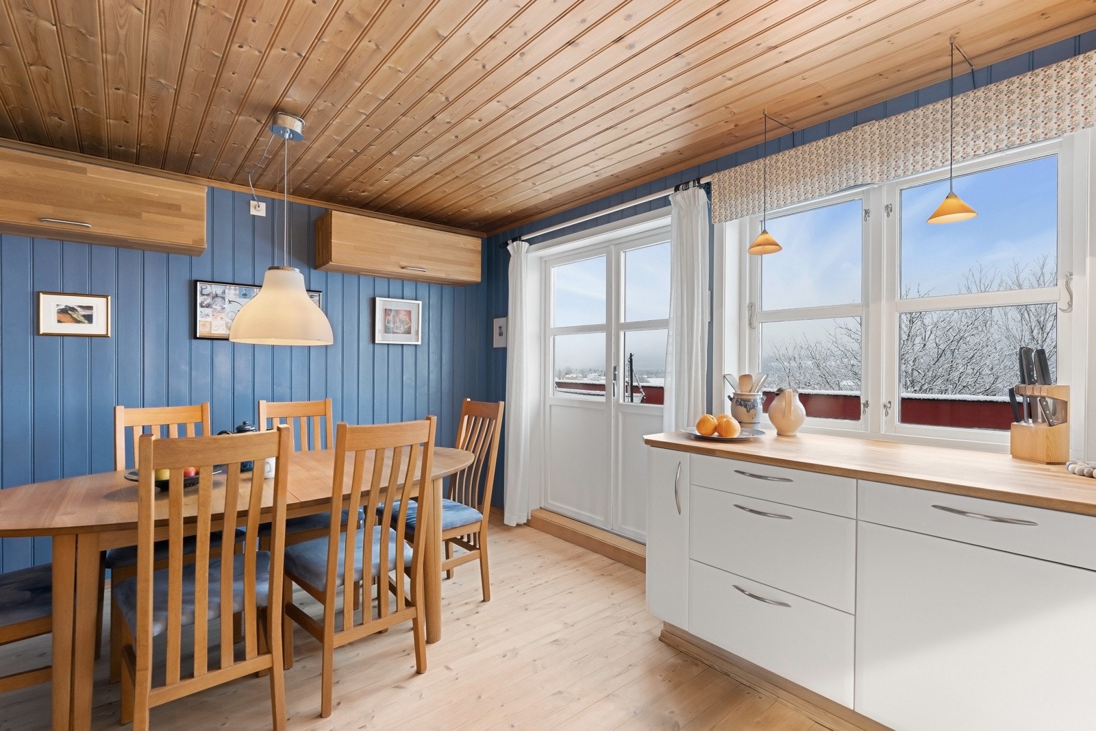 Veggene er malt i en unik blåfarge som, sammen med den fantastiske utsikten, gir kjøkkenet et komplett helhetsuttrykk. Galleribilde