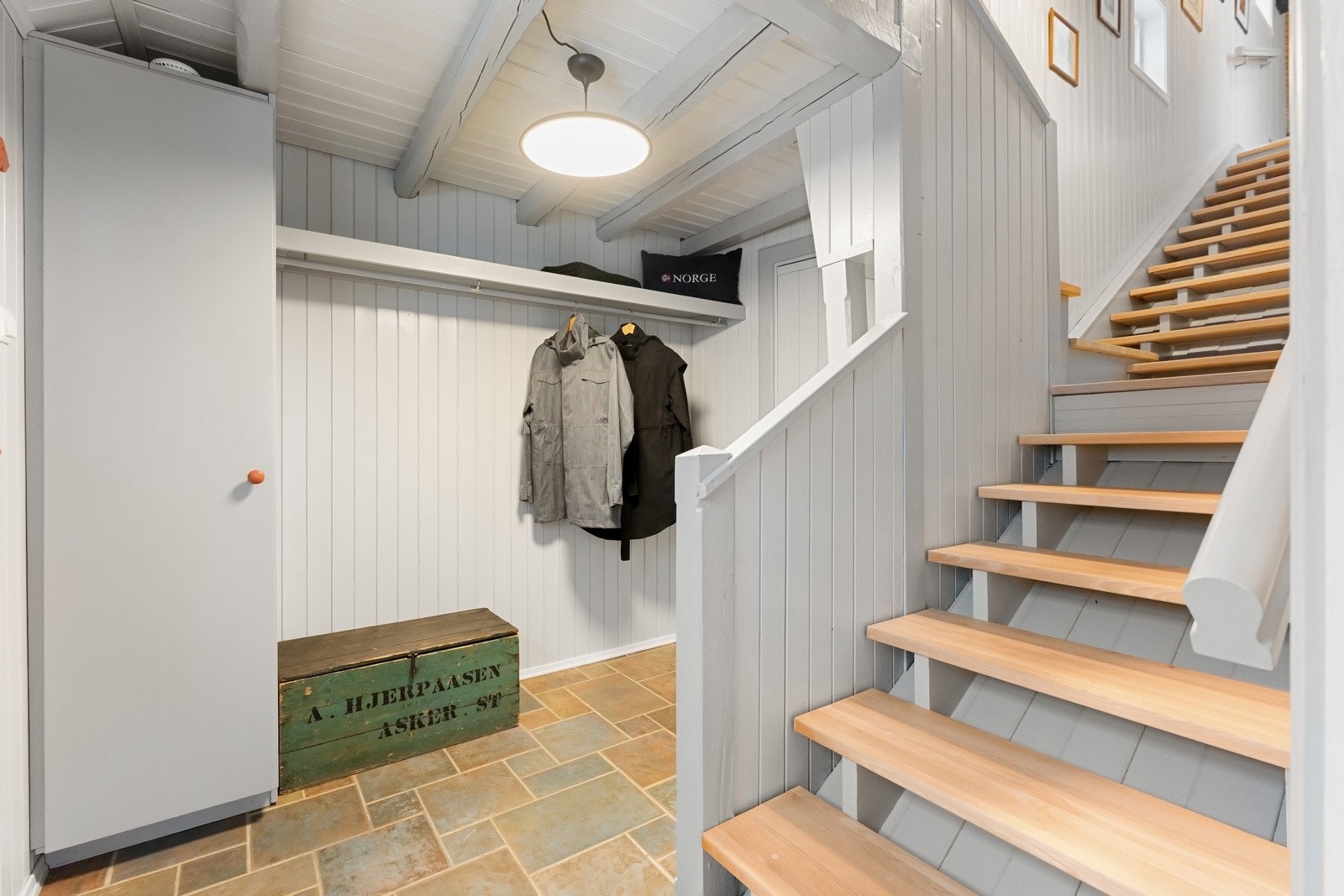 En praktisk entré med et eget rom til ekstra oppbevaring. Galleribilde
