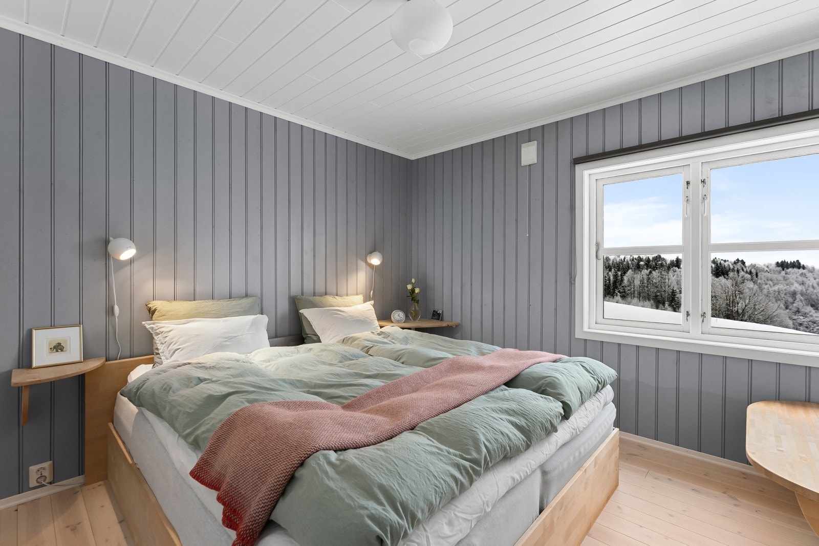 Hovedsoverommet er totalrenovert med ekstra lydisolasjon, nye gulv og integrert garderobe. Galleribilde