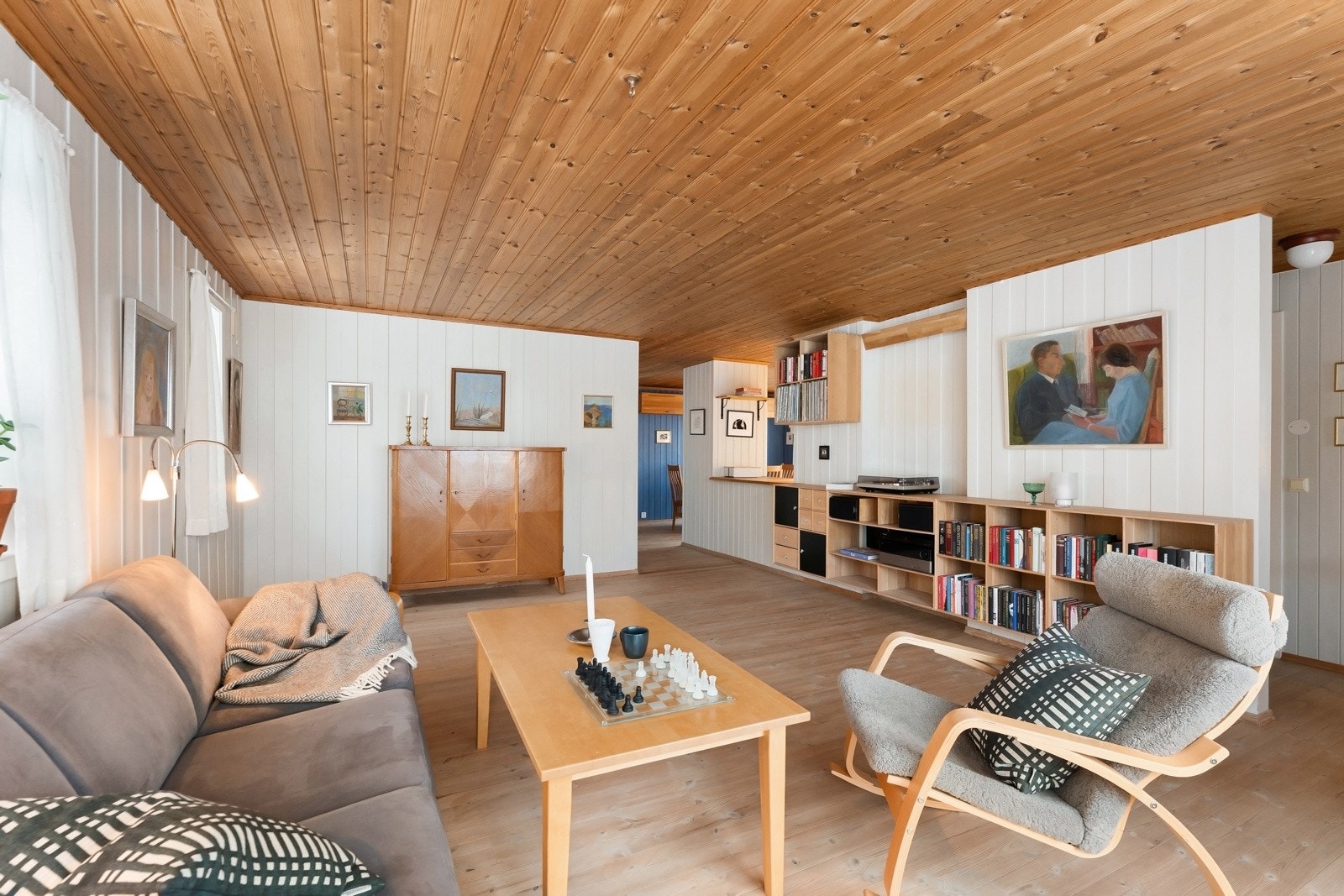 Fra stuen er det mulig å komme seg til bad, vaskerom, 1. etasje eller videre innover i boligen. Galleribilde