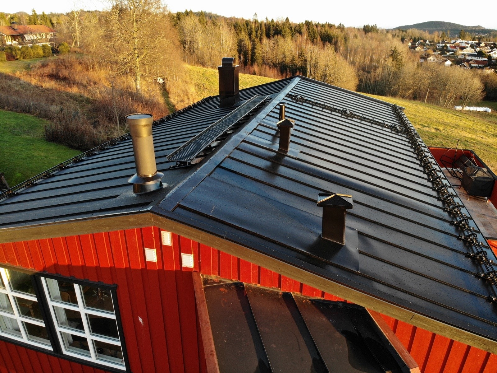 Detaljbilde av det nye taket fra desember 2025. Galleribilde