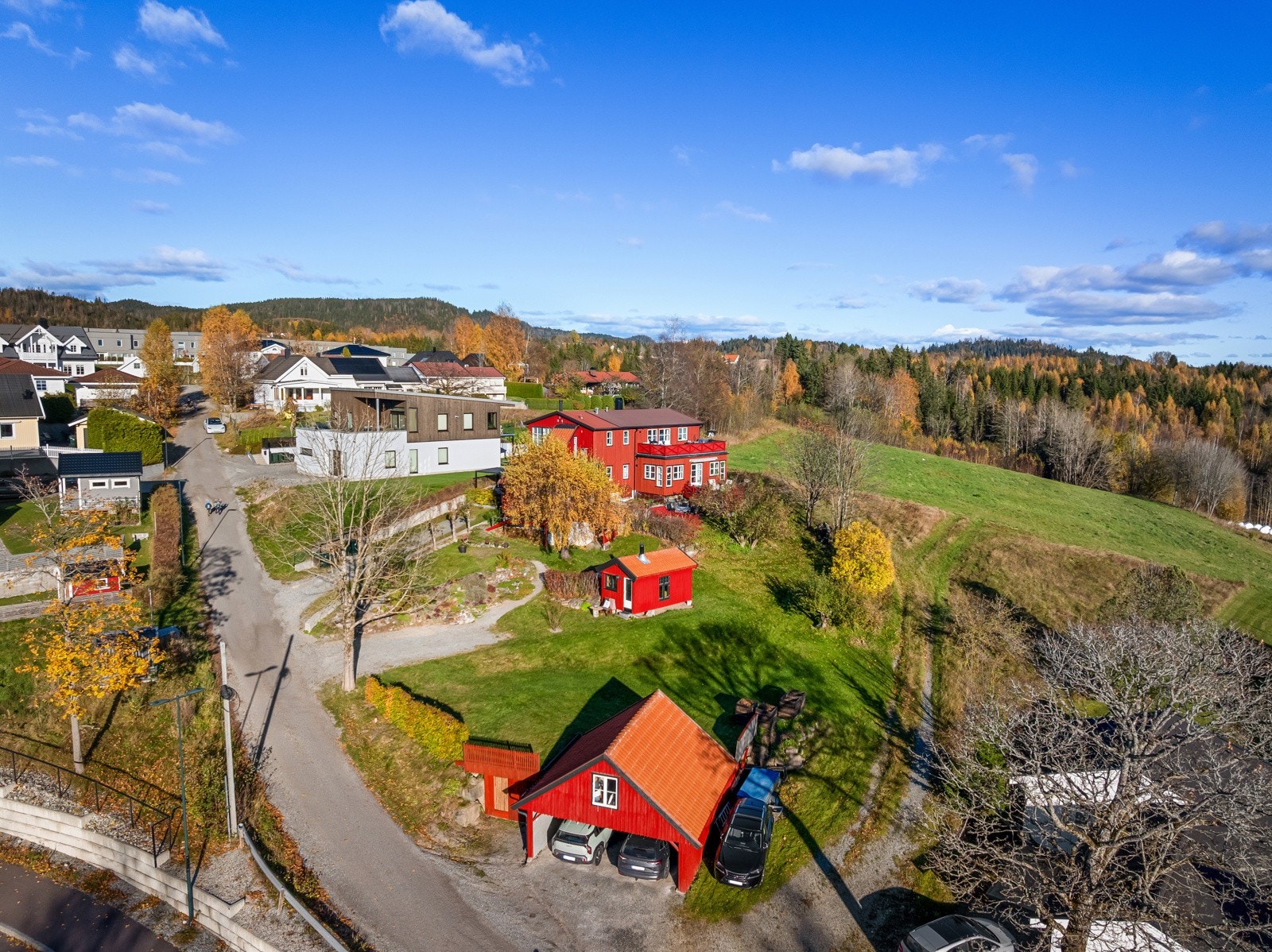 Foran eiendommen finner du en carport med egen el-bil lader. Carporten deles med nabo. Det er også parkering på gårdsplassen. Galleribilde