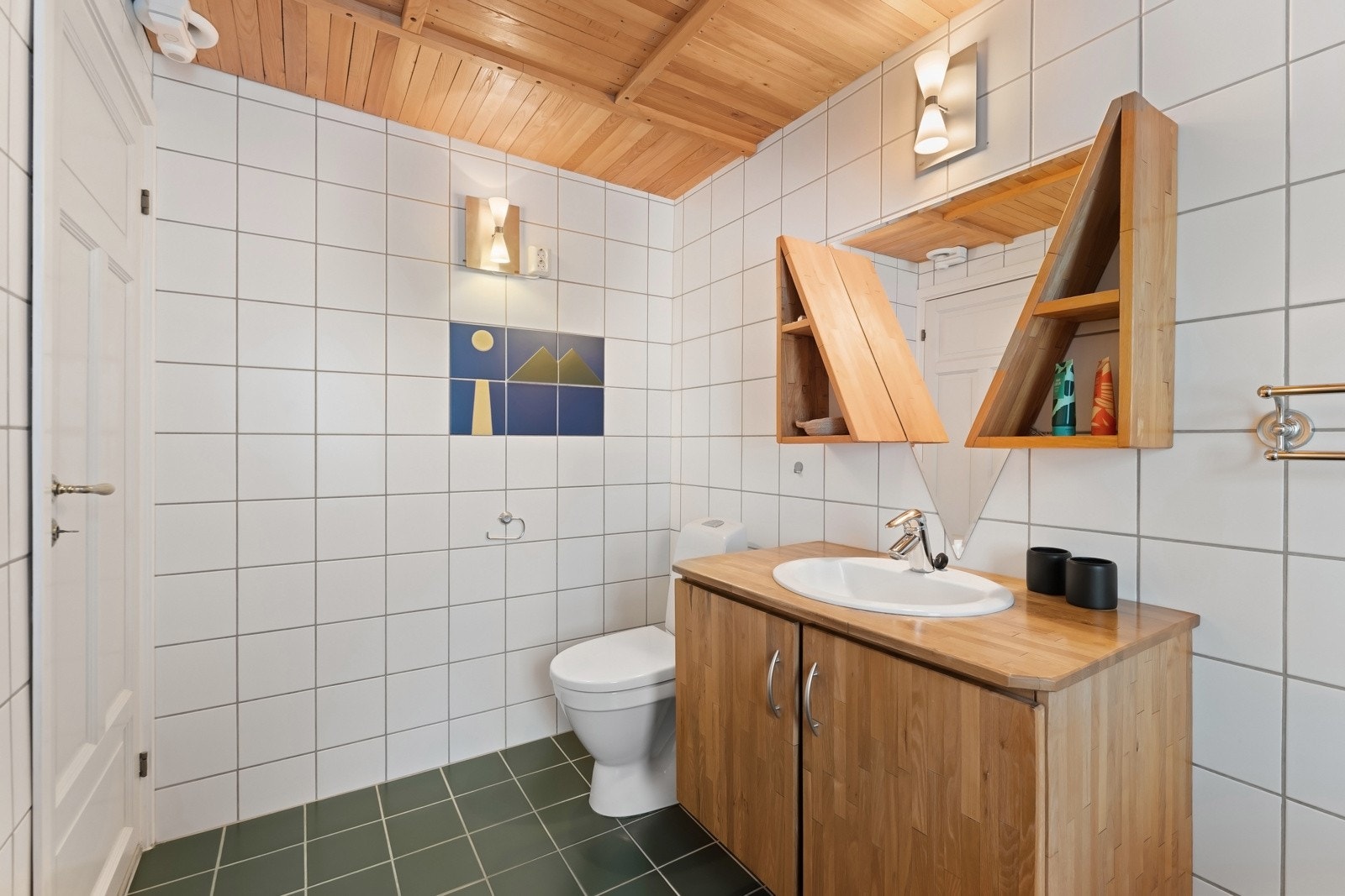 Varmekabler og unike detaljer som naturpanel i tak og tilhørende møbler i samme stil. Galleribilde