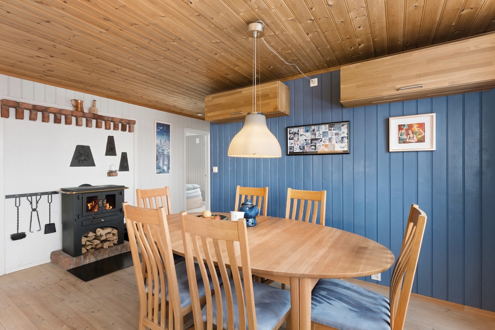 Videre inn i boligen fra kjøkkenet finner man tre soverom og et spisskammer for ekstra oppbevaring. Galleribilde