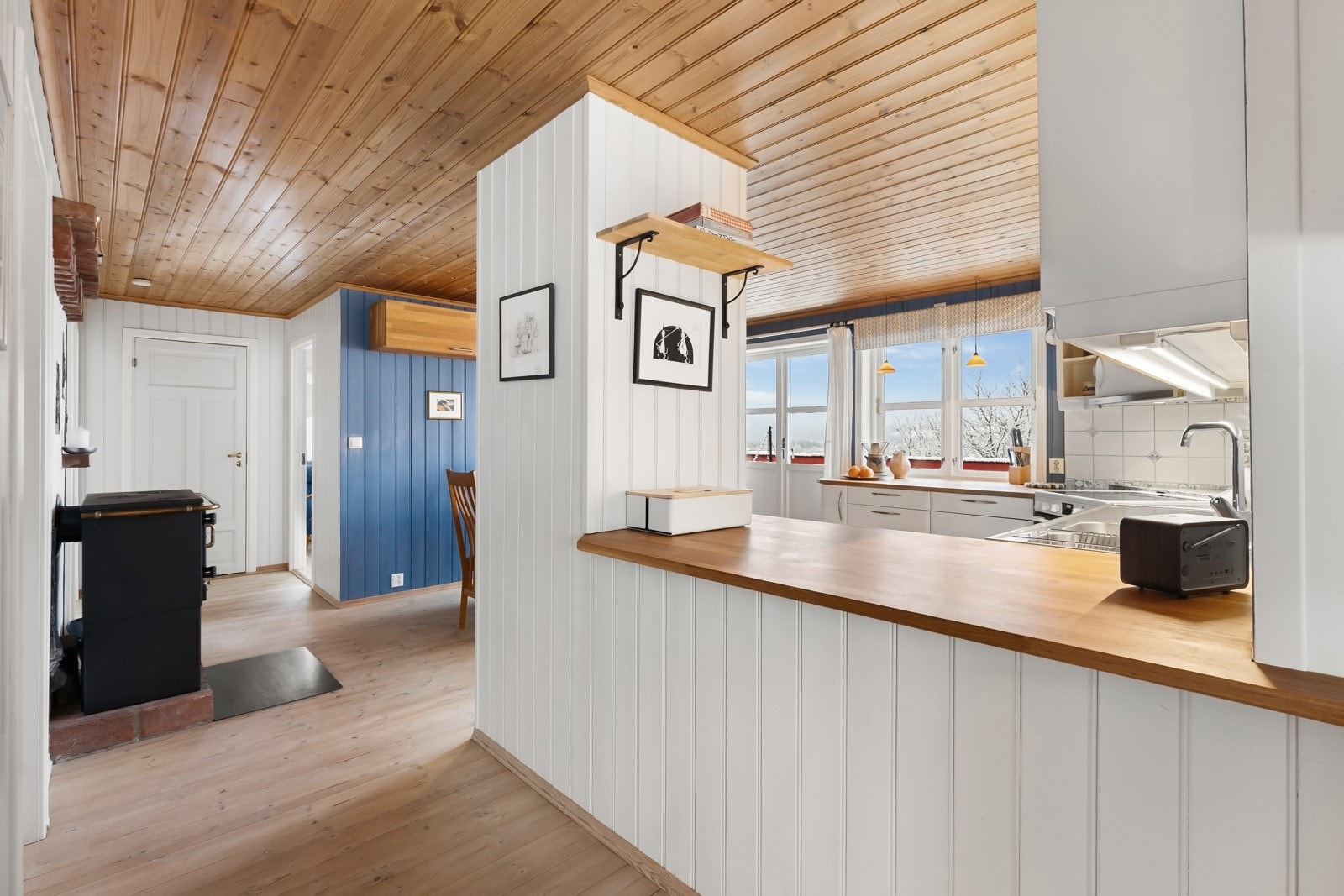 Fra stuen går man videre inn i boligen til et innbydende kjøkken Galleribilde