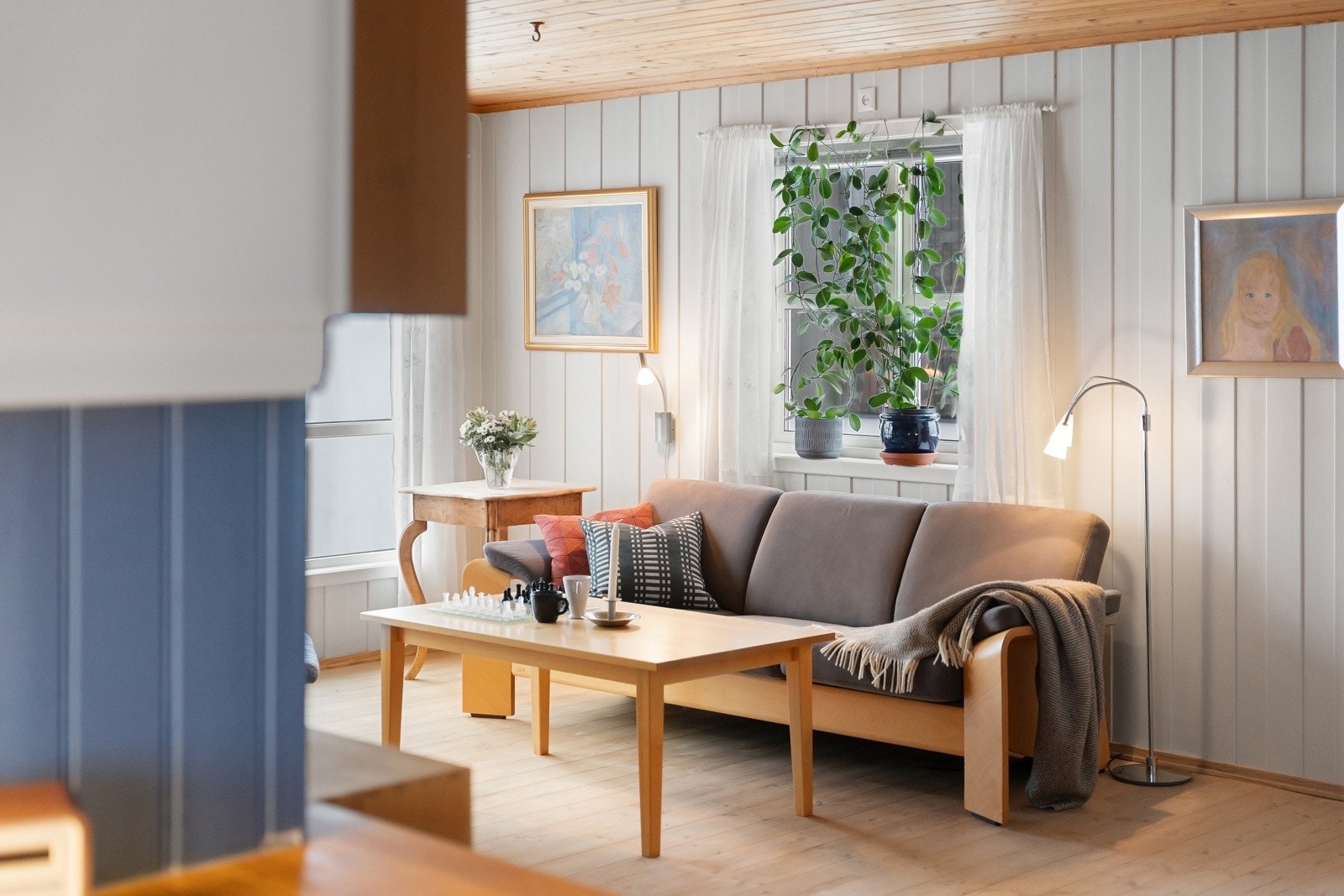 Stuen er malt i lyse toner og boligen fremstår som meget sjarmerende. Galleribilde