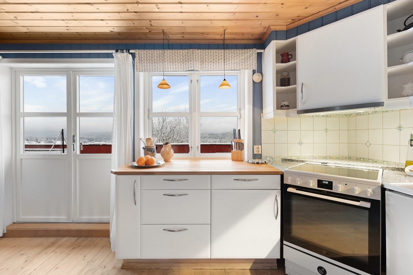 Inn igjen fra terrassen finner du kjøkkenet med godt med god skap- og benkeplass. Galleribilde