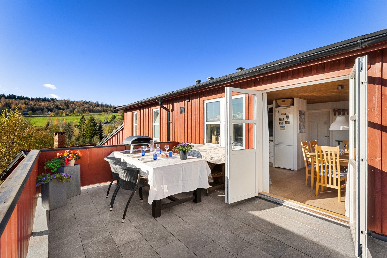 Videre er det lagt porselensfliser på terrassen som virkelig gir en kvalitetsfølelse. Galleribilde