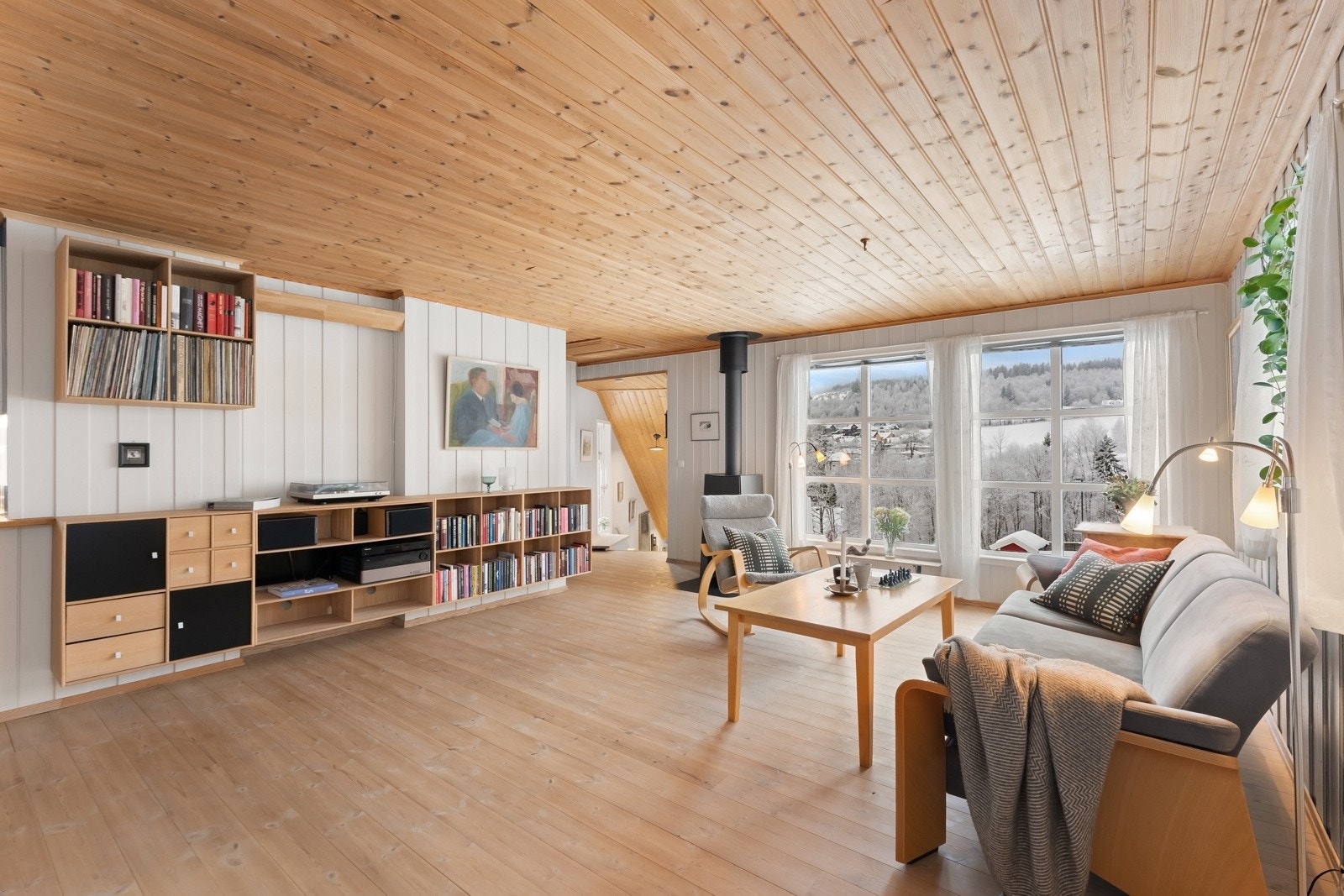 Boligen har 4 soverom, stue, kjøkken, 3 wc og store utearealer. Velkommen inn! Galleribilde