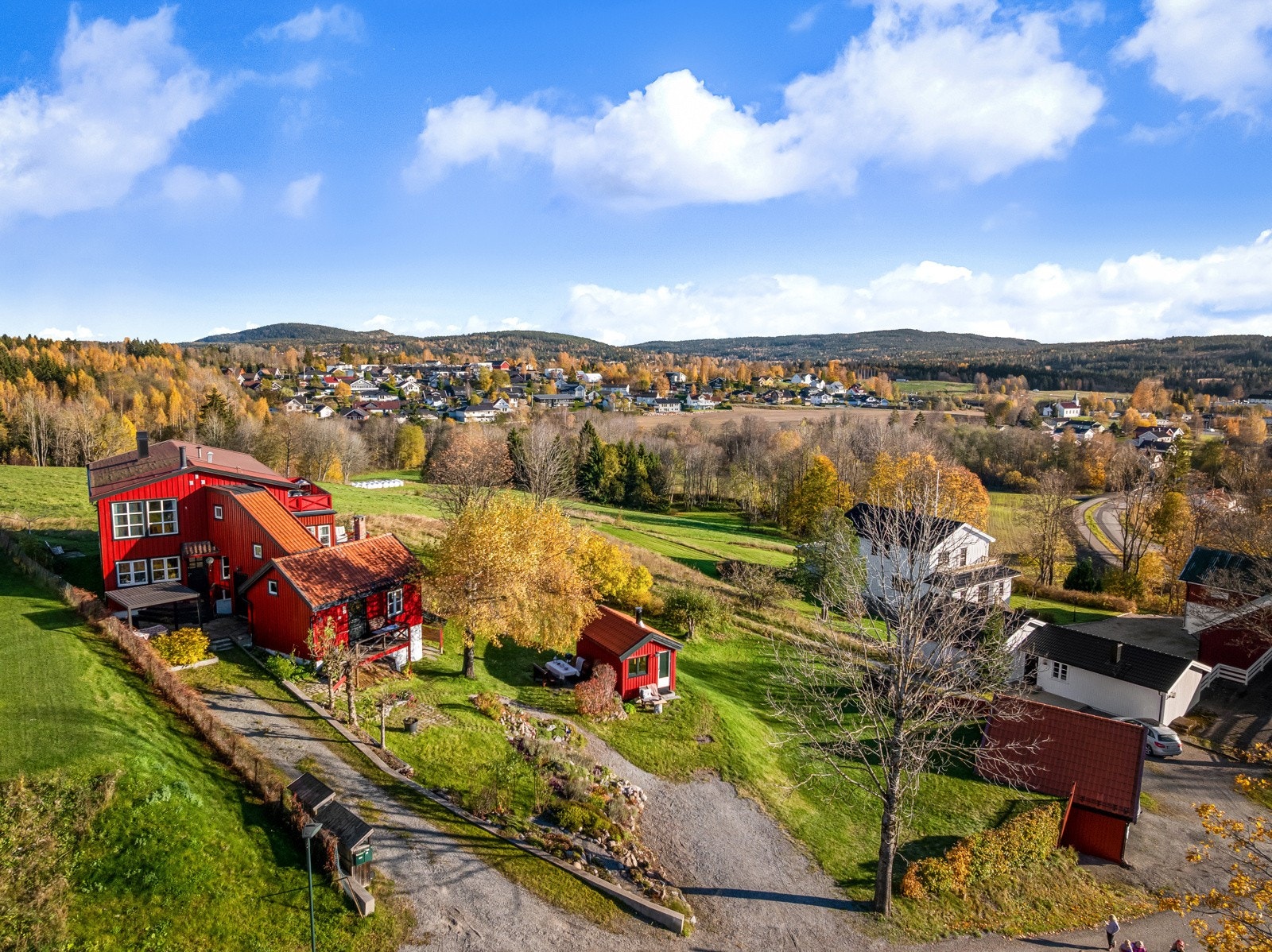 Eiendommen preges av store grønt arealer - perfekt for barnefamilier. Galleribilde