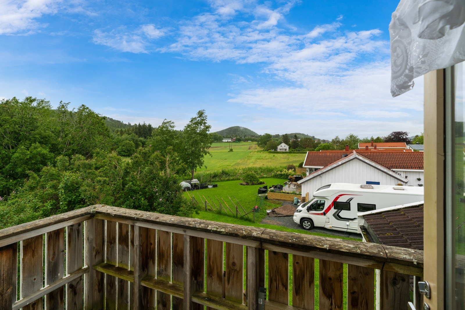 Det er etablert terrasse/m trapp med utgang fra gangen på loftet. Galleribilde