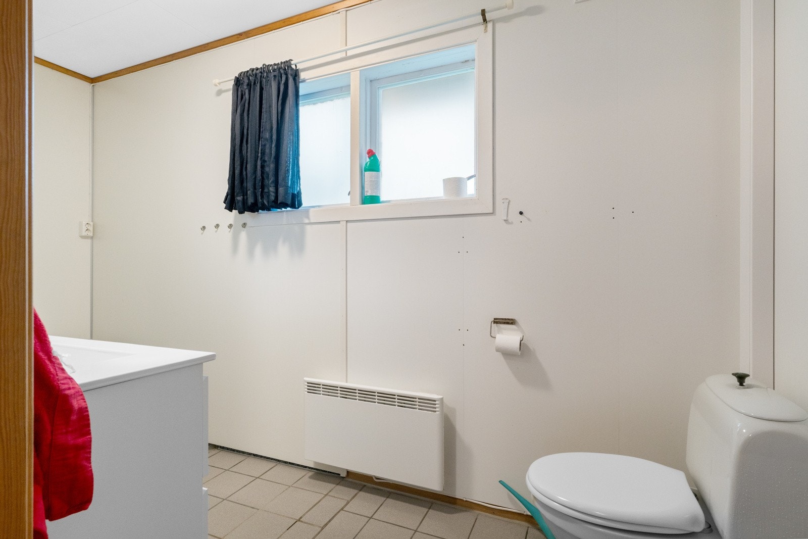 Boligen varmes opp med vedfyring og elektrisitet. Galleribilde