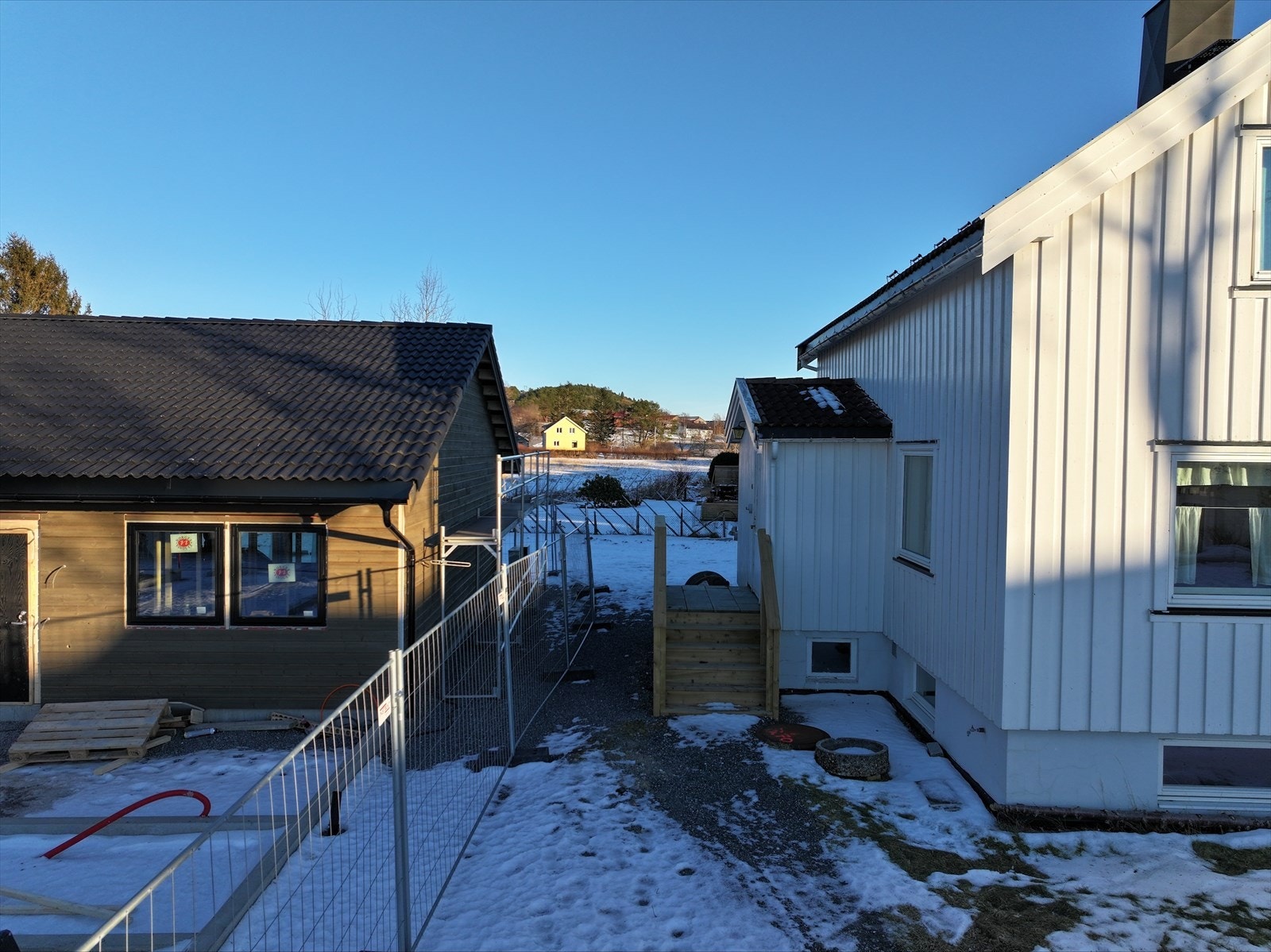 Kommunesenteret i Rissa tilbyr videre blant annet restauranter, flere kafeer, butikker og bakeri. Galleribilde