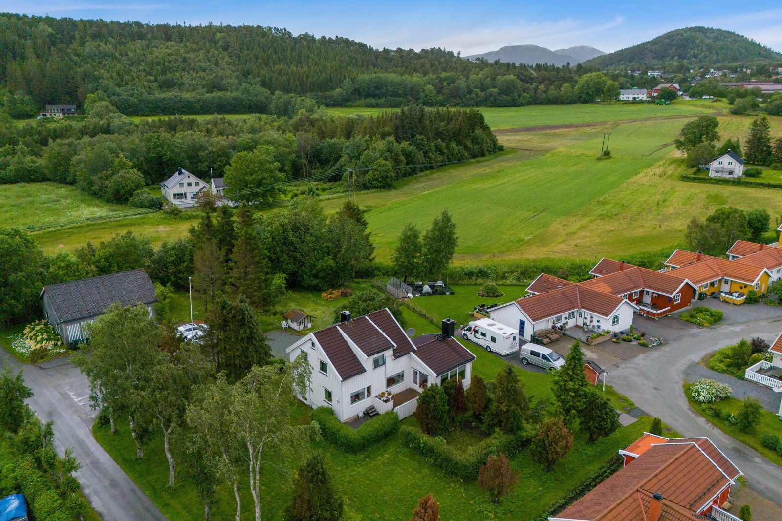 Det er også ny barne- og ungdomsskole som blir betegnet som et flott lærested for barna. I tillegg har man også videregåendeskole og folkehøyskole i området. Galleribilde